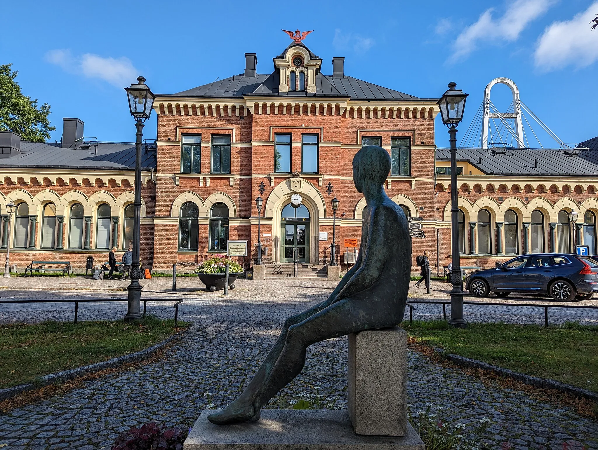 Photo showing: Staty utanför Hallsberg station den 29 juli 2023.