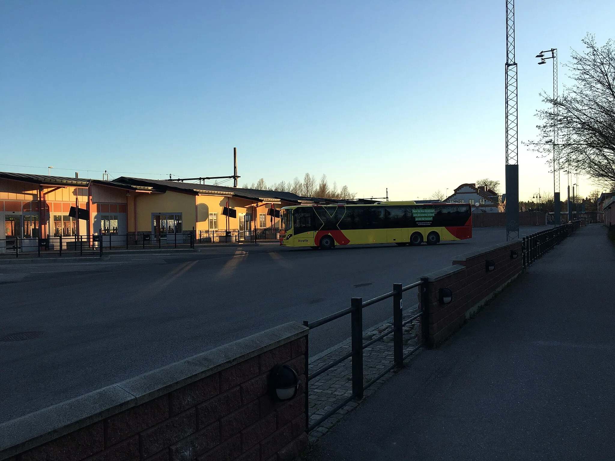 Photo showing: Volvo 8900LE with Volvo B8RLE chassis at the Sandviken travel center in the evening.