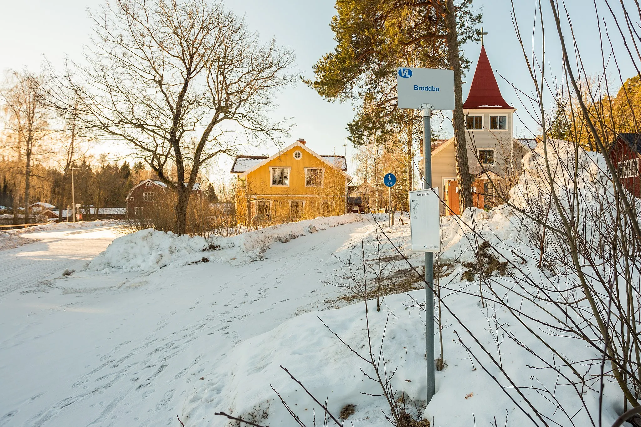 Photo showing: Broddbo, Sala kommun, Västmanlands län, Sverige. Broddbo f.d. kapell t.h.