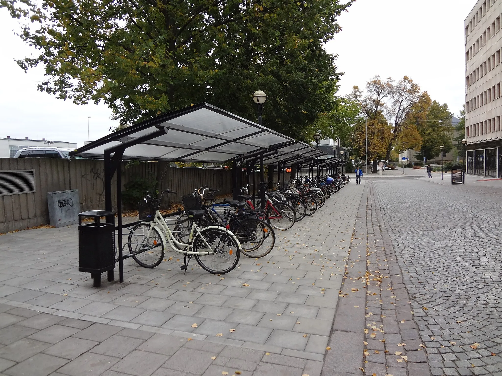 Photo showing: En cykelparkering på Kriebsensgatan i centrala Eskilstuna med riktning norrut.