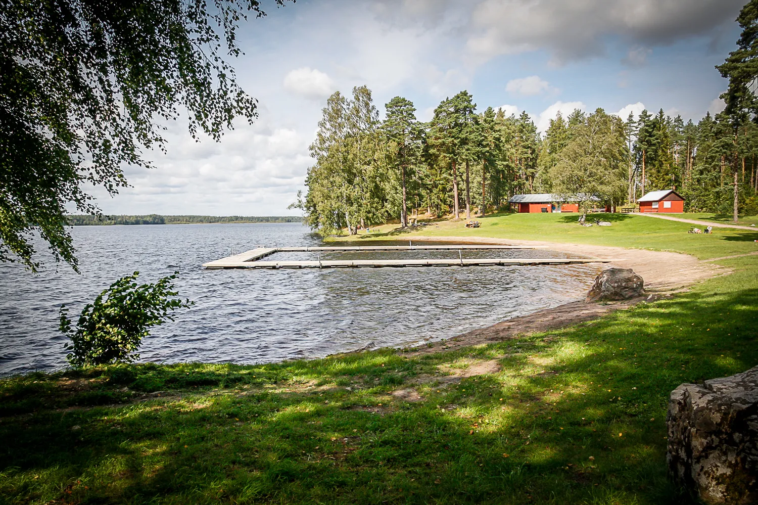 Photo showing: Badplatsen vid Gimo damm, en sensommardag i augusti