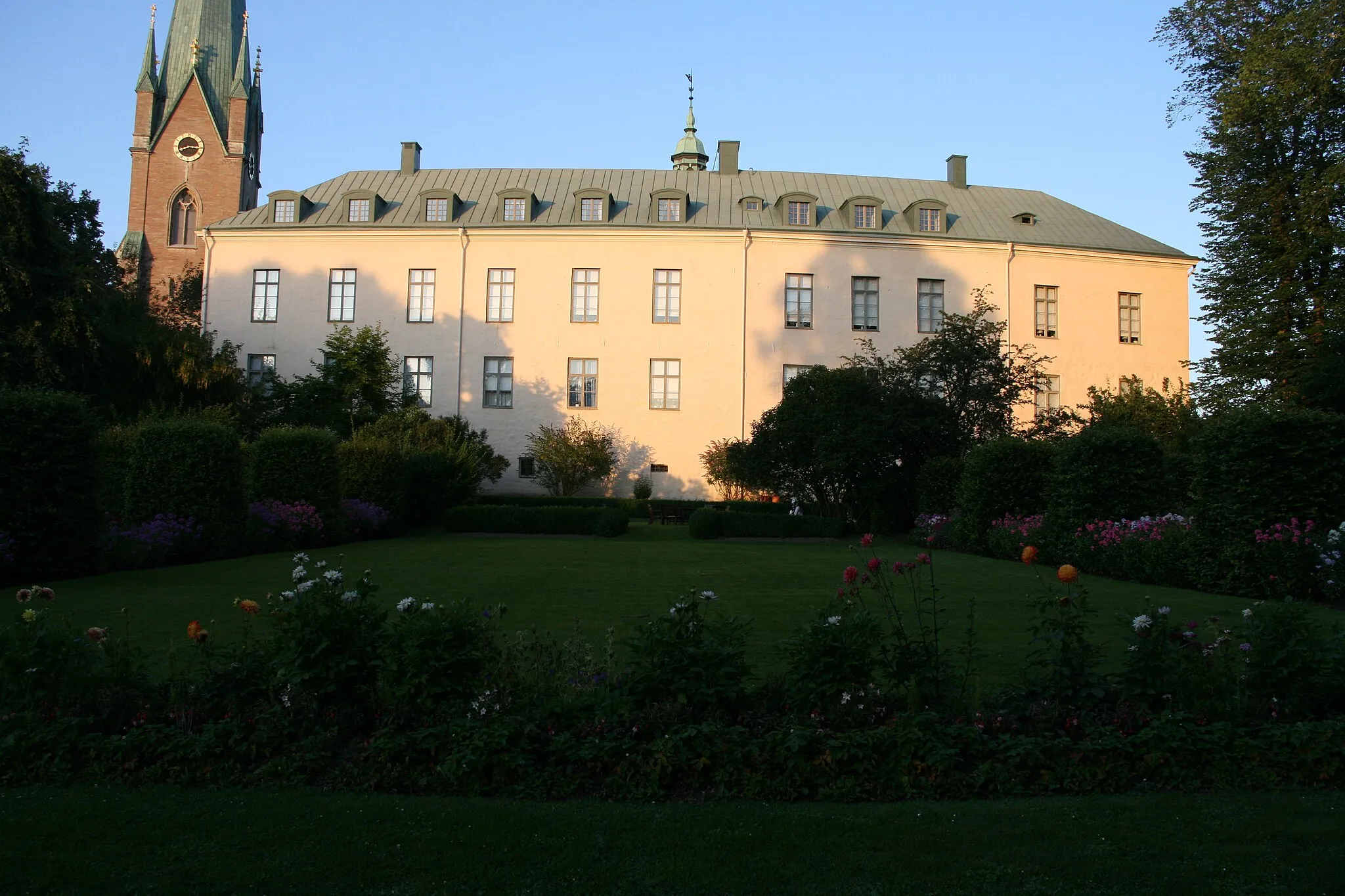 Photo showing: Western facade of Linköping Castle, in central Linköping, Sweden. Seen from inside the private garden on a summer evening.