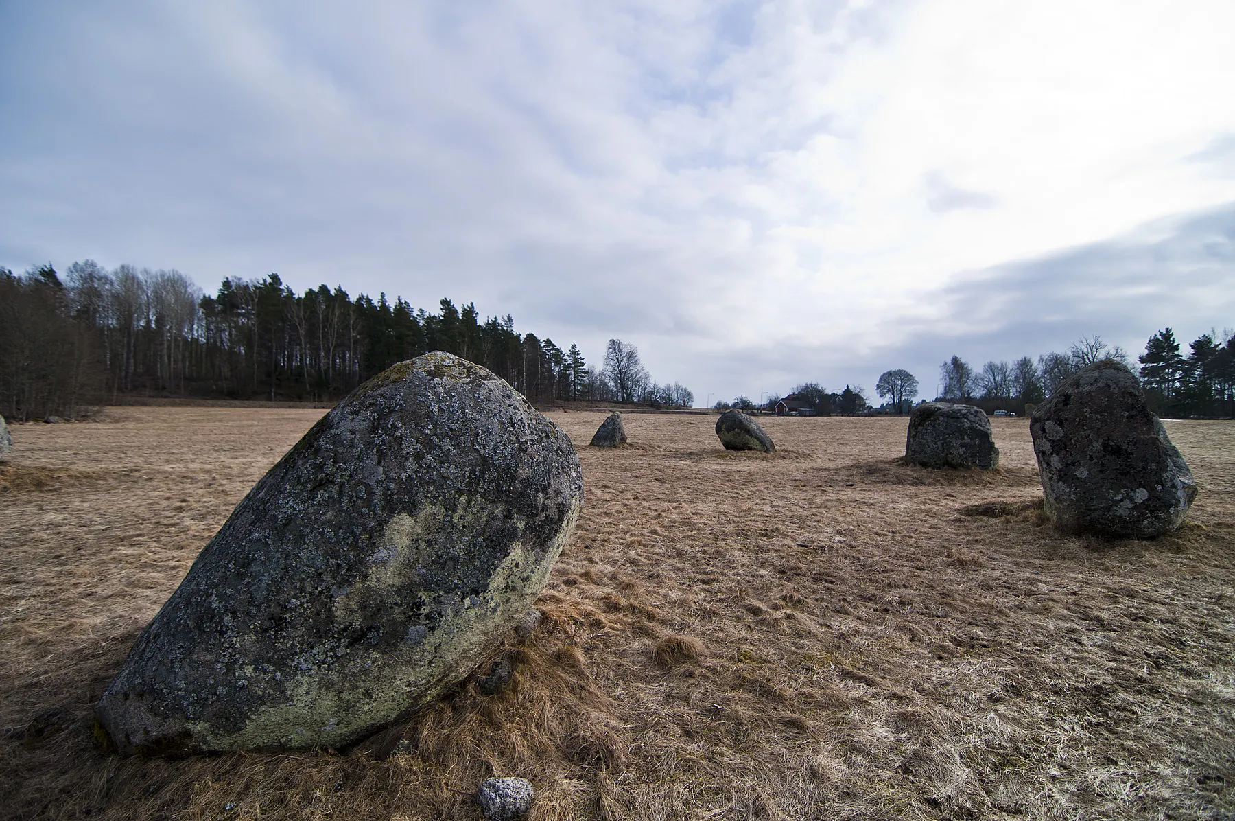 Photo showing: Restaurerad domarring, grav från järnålder.