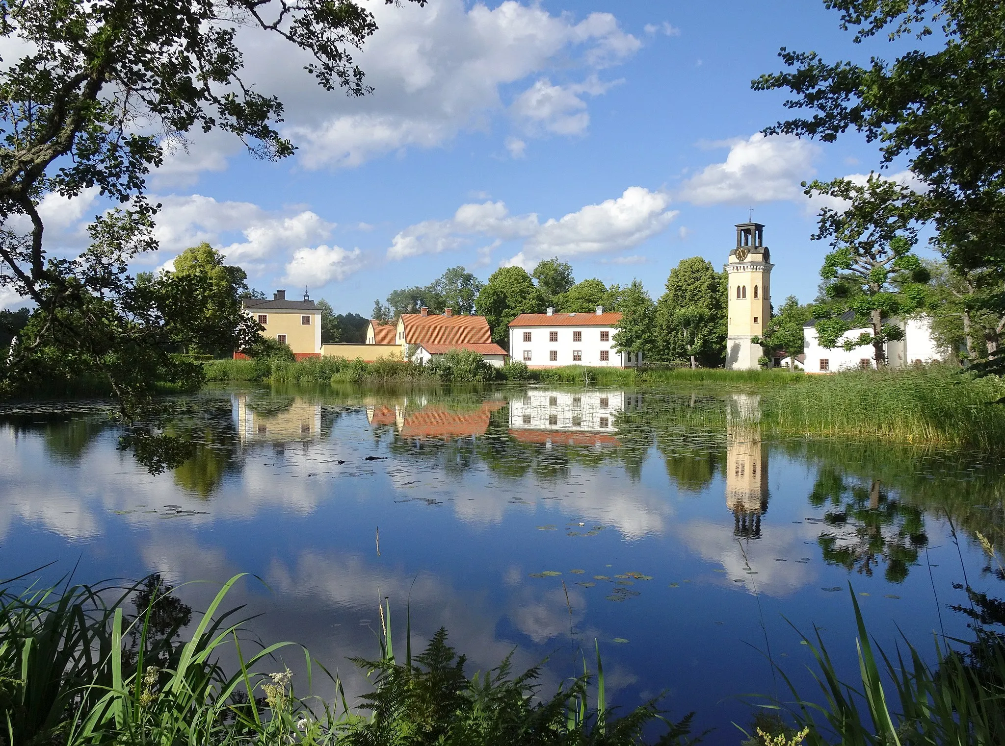 Photo showing: Forsmark, dammen i trädgården med byggnader