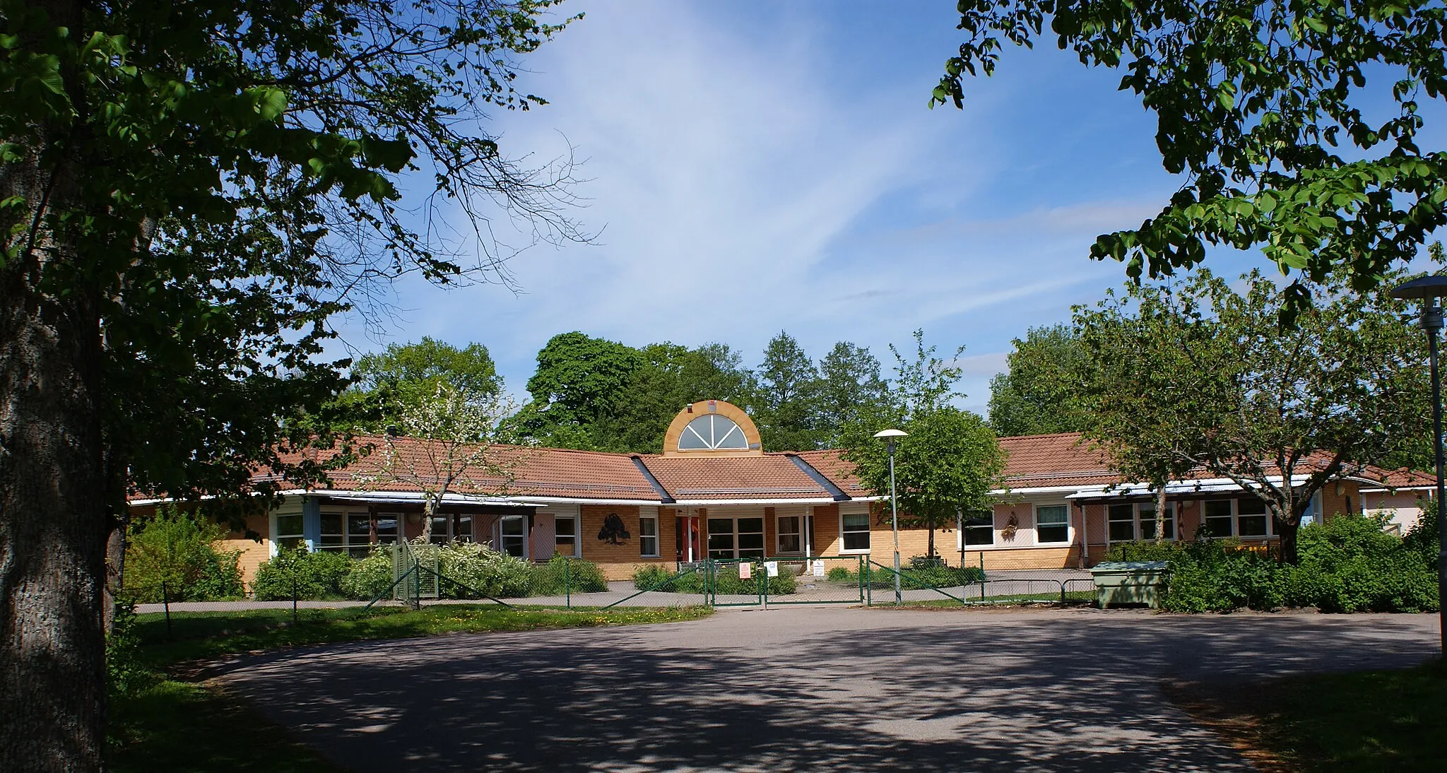 Photo showing: Skola i Österbybruk.