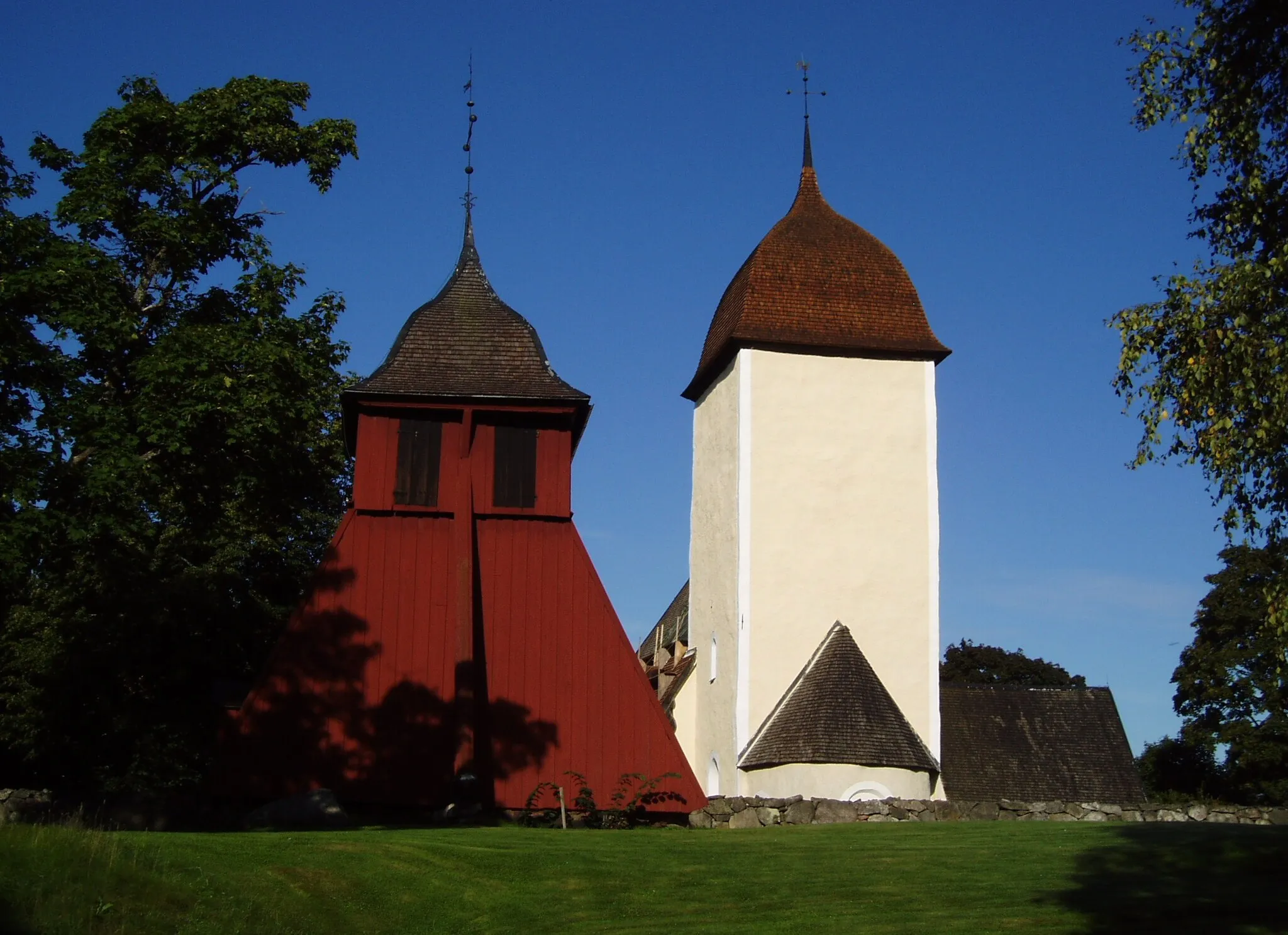 Photo showing: Husby-Ärlinghundra kyrka med klockstapel, Sigtuna kommun
