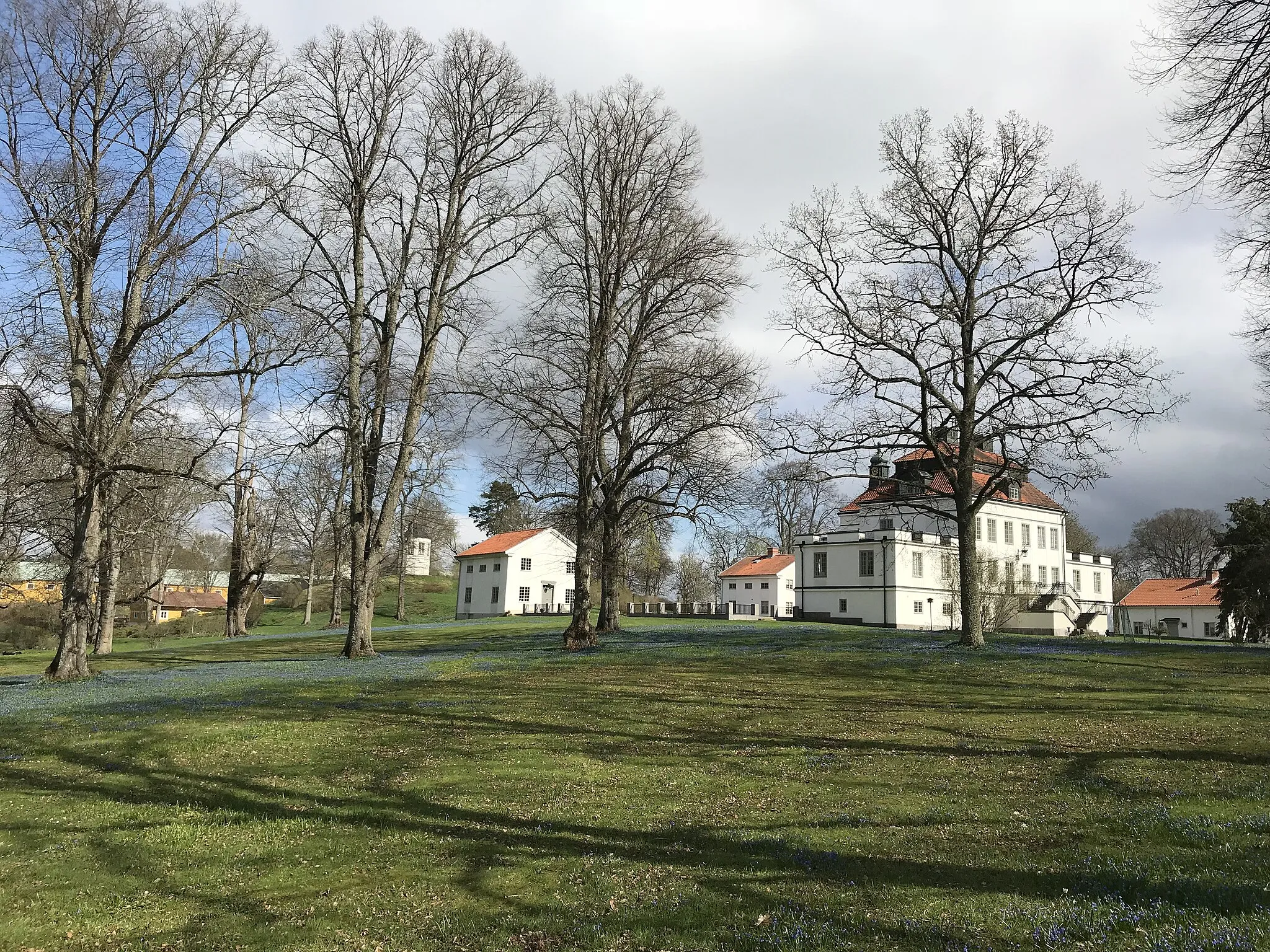 Photo showing: Stjärnviks Slott våren 2018 när scillan blommar som mest