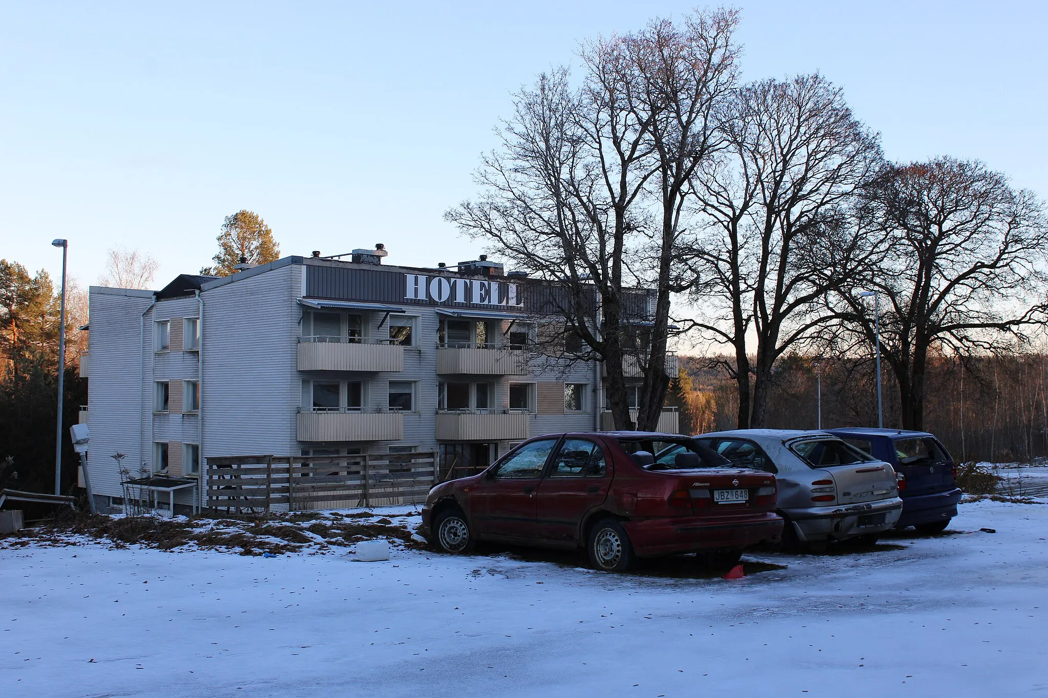 Photo showing: Abandoned hotel in Ställdalen, which was a refugee camp in 2015.