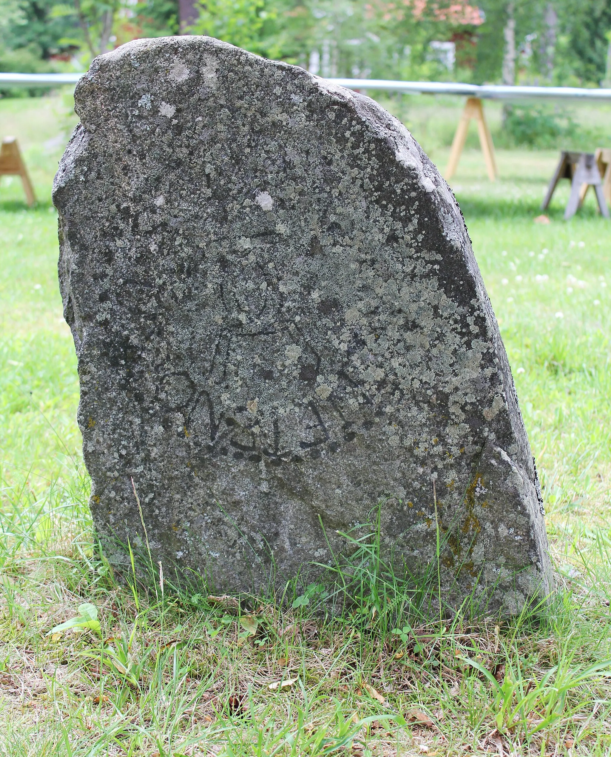 Photo showing: Nora hembygdsgård i Tärnsjö, Nora socken, Heby kommun. Minnessten (otydlig inskrift).