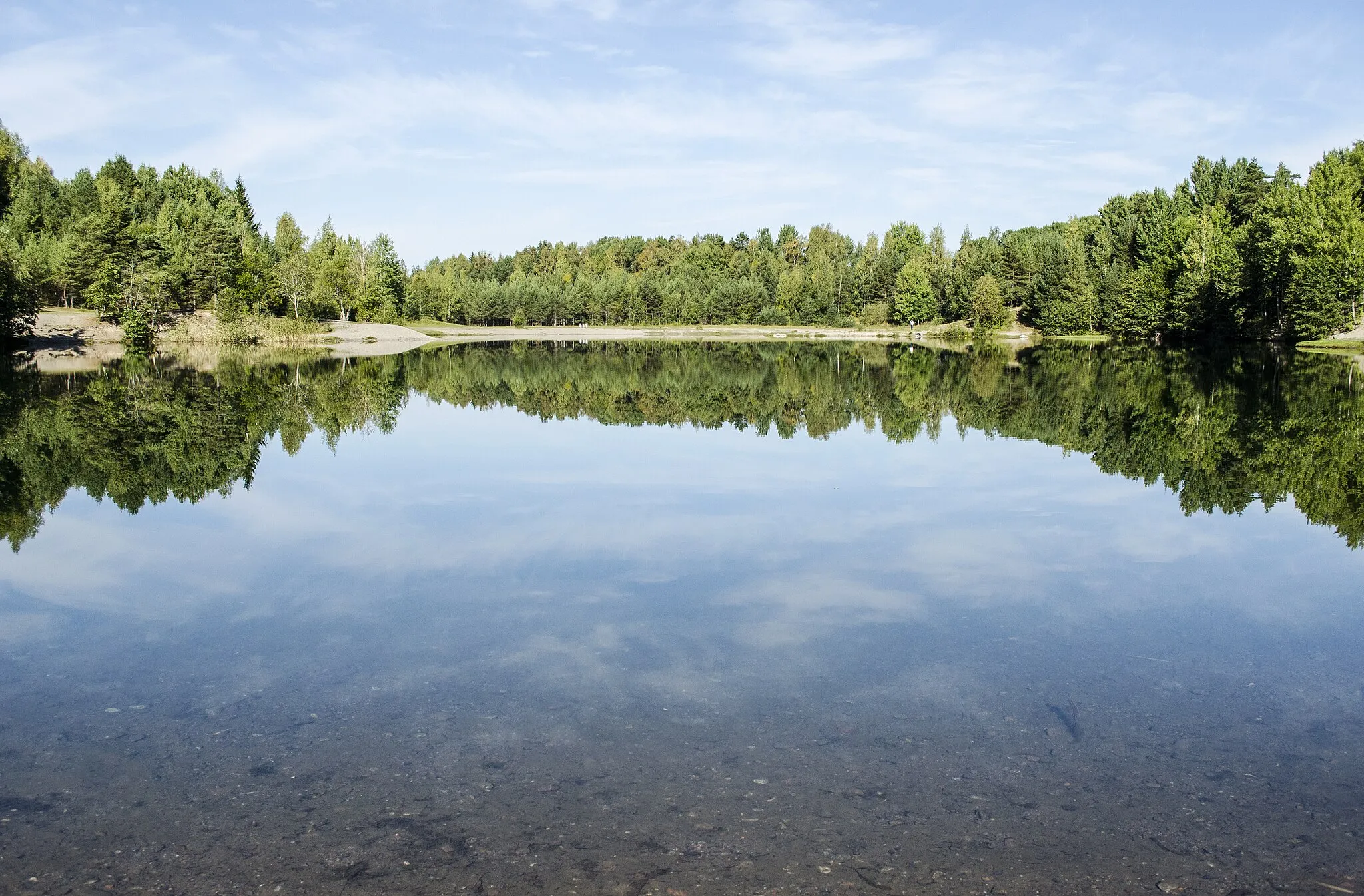 Photo showing: En gammal grustäkt i Västerås, nära Hökåsen, som har blivit en badsjö.