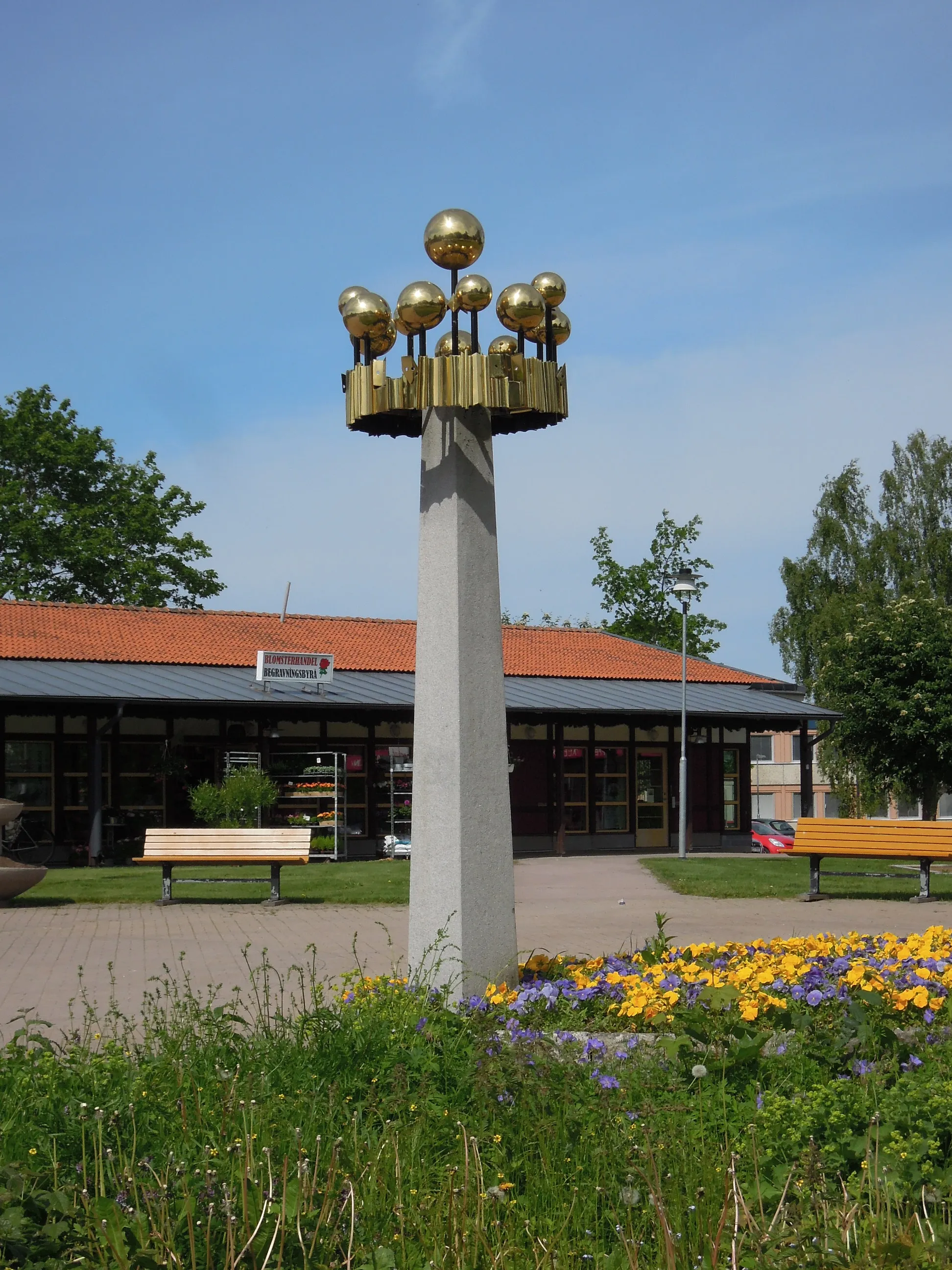 Photo showing: Livscykel. Pierre Forsell, 1983, förgylld mässing. Skultuna torg, Västerås