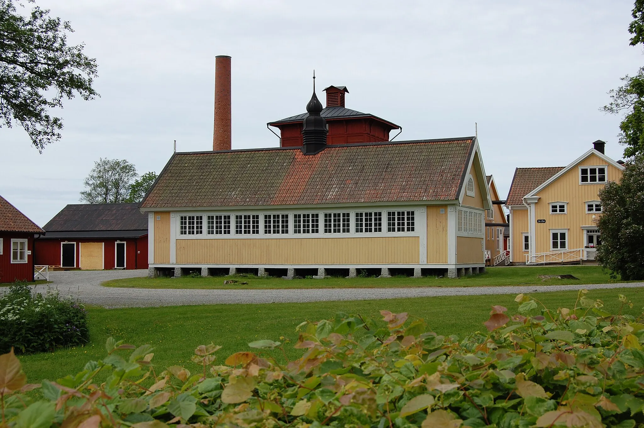 Photo showing: Badanstalten på Sätra brunn (kurort) består av de gamla badhusen Glas, Fribergers, Henschens och Björnströms, samt maskinhuset centralt placerat för att försörja husen med vatten och tallbarrsextrakt.