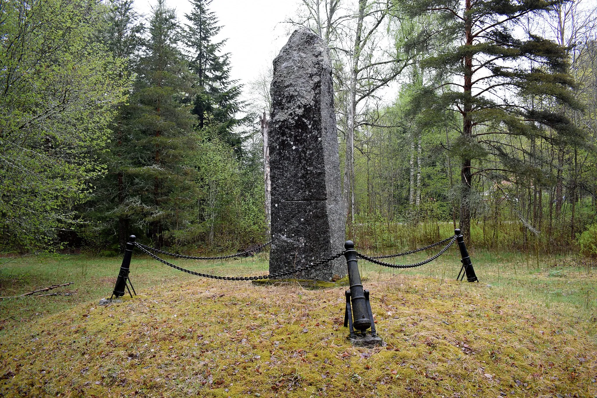 Photo showing: Västmanlands regementes minnessten i Salbohed. Minnesmärke av granit rest år 1905 av regementet förmodligen inför flytten till de nybyggda kasernerna i Västerås. Stenen omgiven av fyra kanoneldrör förenade av en kätting.
Text under Västmanlands landskapsvapen: № 18 KUNGL. VÄSTMANLANDS REGEMENTES MÖTESPLATS SALBOHED UNDER ÅREN 1681–1906

STENEN RESTES AV REGEMENTET 1905 DÅ ÖVERSTE VOGEL VAR DESS CHEF