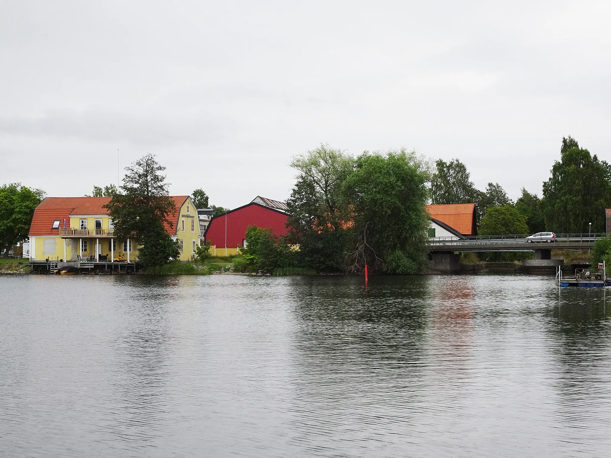 Photo showing: Virsbo old iron works island. Iron works office building in center. Strömsholms canal to the right. Sweden