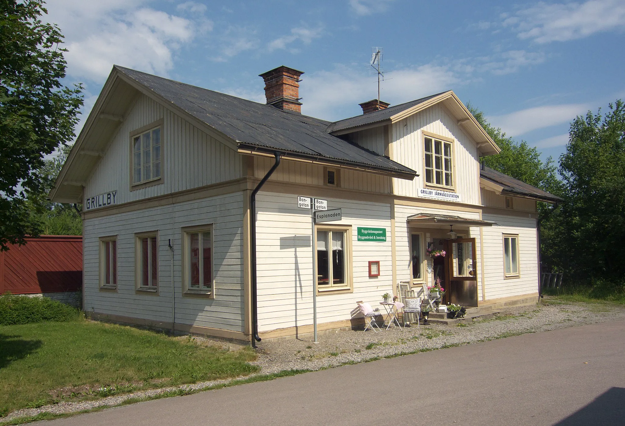 Photo showing: Grillby f d järnvägsstation, numera inrednings- och byggnadsvårdsbutik