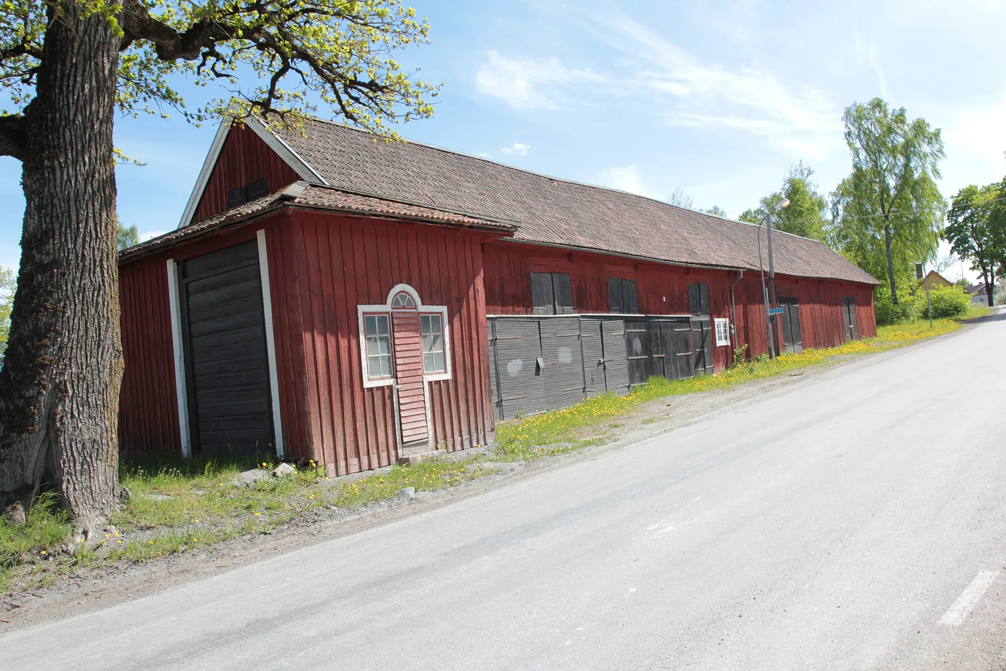 Photo showing: Dannemora gruvor. Foto uppladdat som en del i Bergslagssafarin 26 maj 2012.