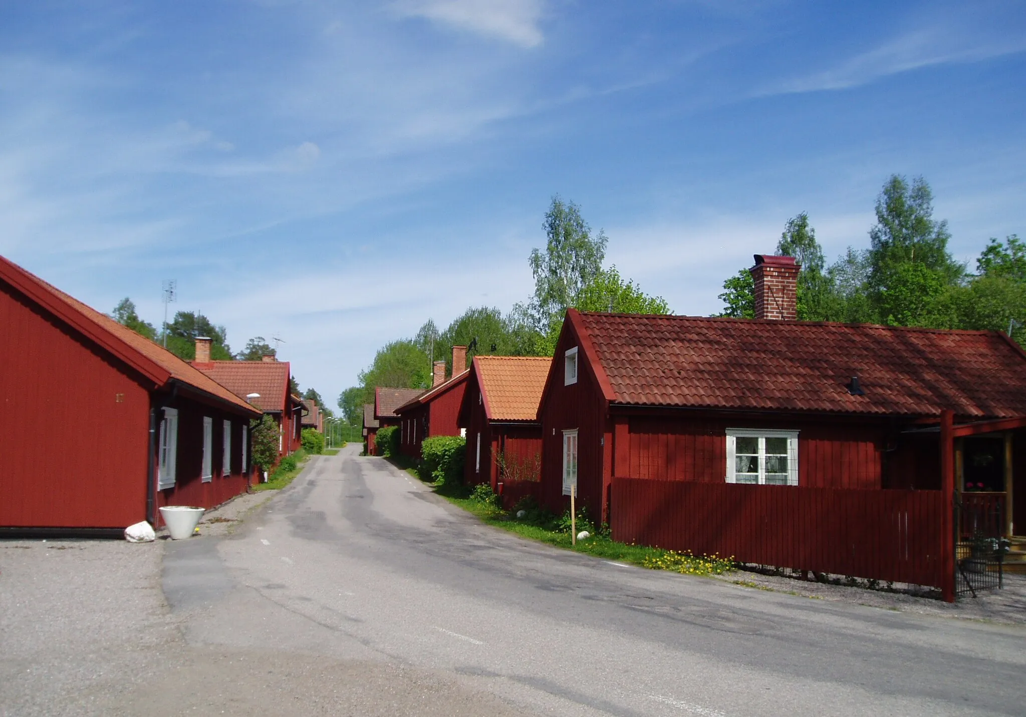 Photo showing: Former workers' houses in Tobo. Tobo is a locality and former Iron Mill situated in Tierp Municipality, Uppsala County, Sweden.