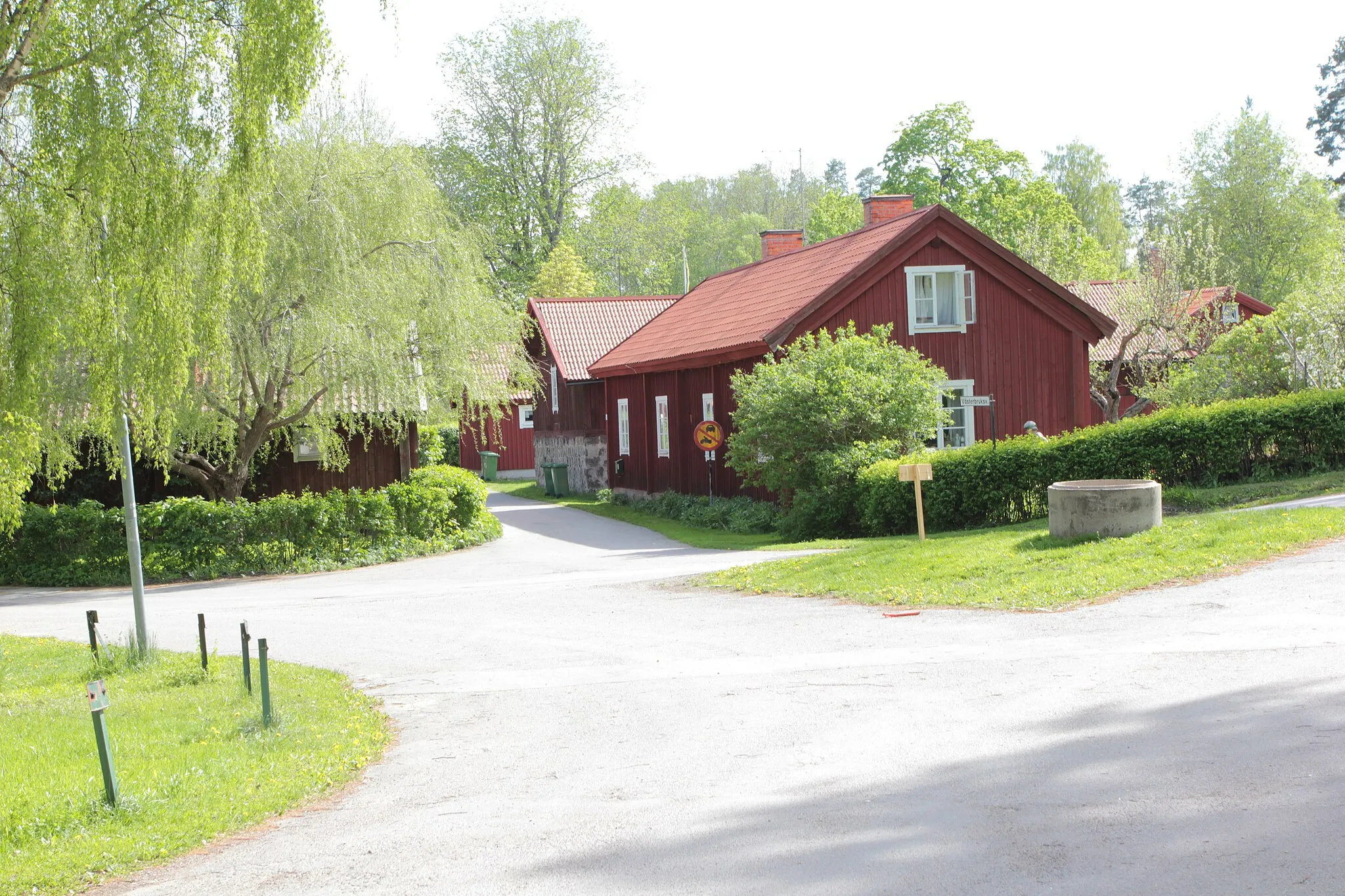 Photo showing: Området vid gamla järnbruket och Monarkfabriken i Tobo. Foto uppladdat som en del i Bergslagssafarin 26 maj 2012.