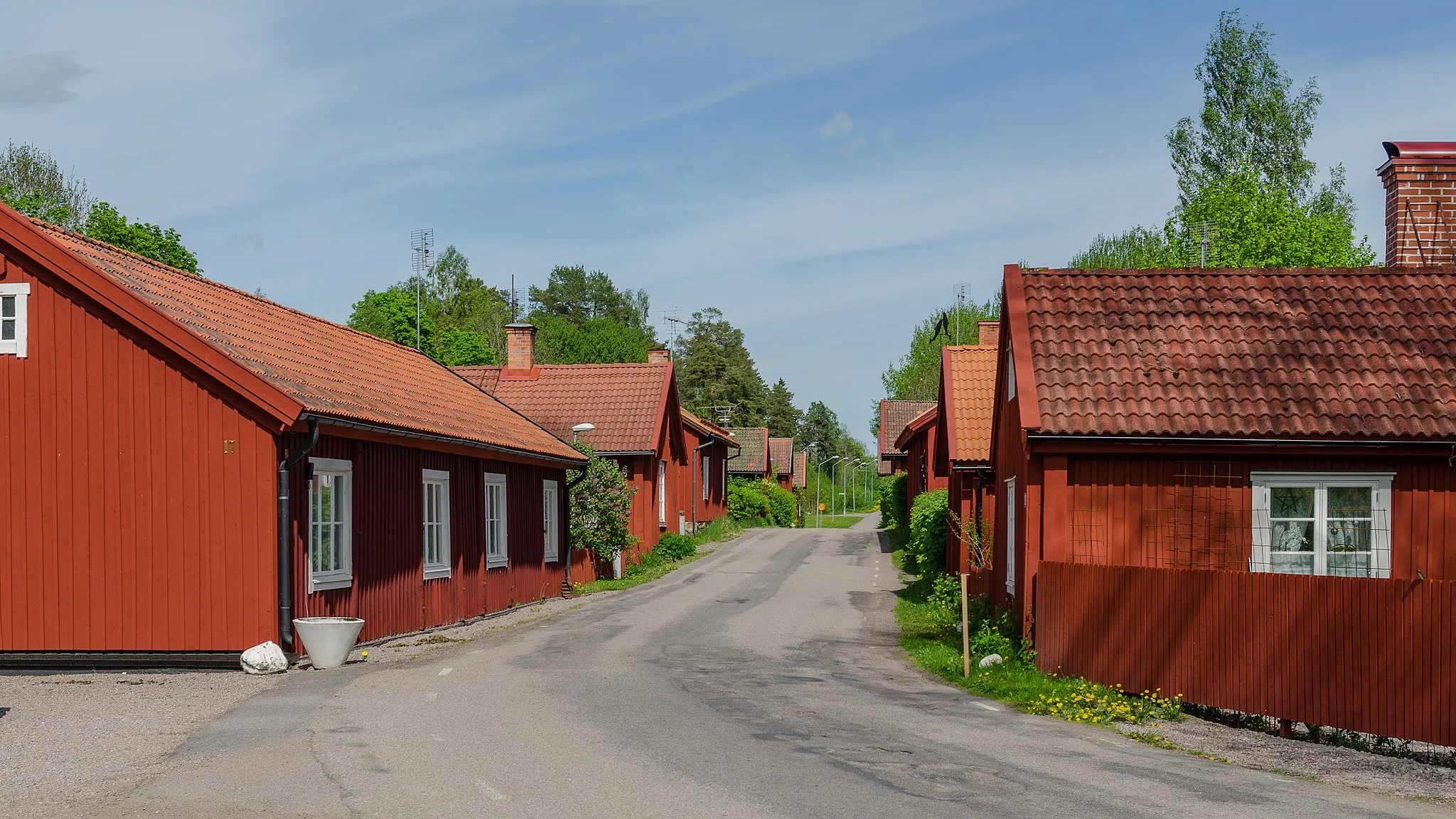 Photo showing: Former workers' houses in Tobo. Tobo is a locality and former Iron Mill situated in Tierp Municipality, Uppsala County, Sweden.