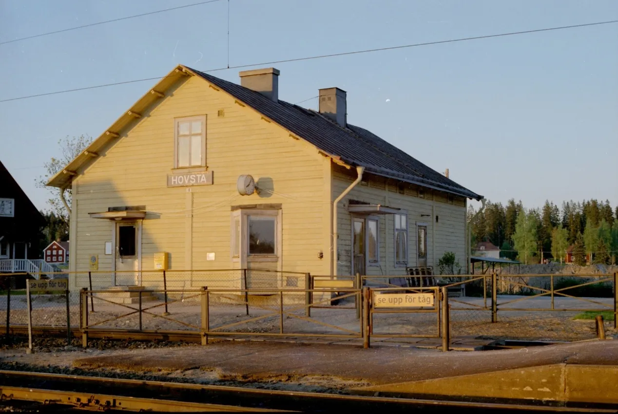 Photo showing: Hovsta station är en driftplats och tidigare trafikplats i Hovsta på Mälarbanan, cirka 8 kilometer från Örebro centralstation. Den 22 maj 1977 upphörde persontrafiken vid stationen och stationen övergick till att bli en driftplats. År 1985 eller 1986 revs stationshuset.