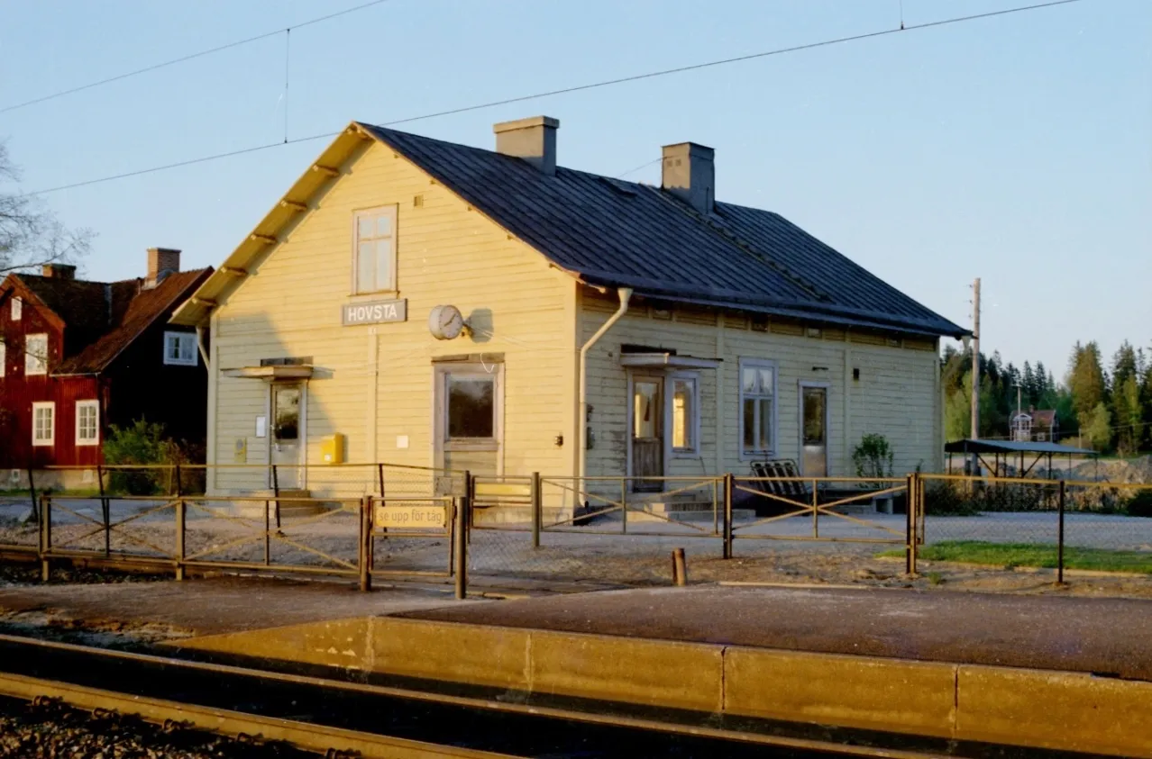 Photo showing: Hovsta station är en driftplats och tidigare trafikplats i Hovsta på Mälarbanan, cirka 8 kilometer från Örebro centralstation. Den 22 maj 1977 upphörde persontrafiken vid stationen och stationen övergick till att bli en driftplats. År 1985 eller 1986 revs stationshuset.