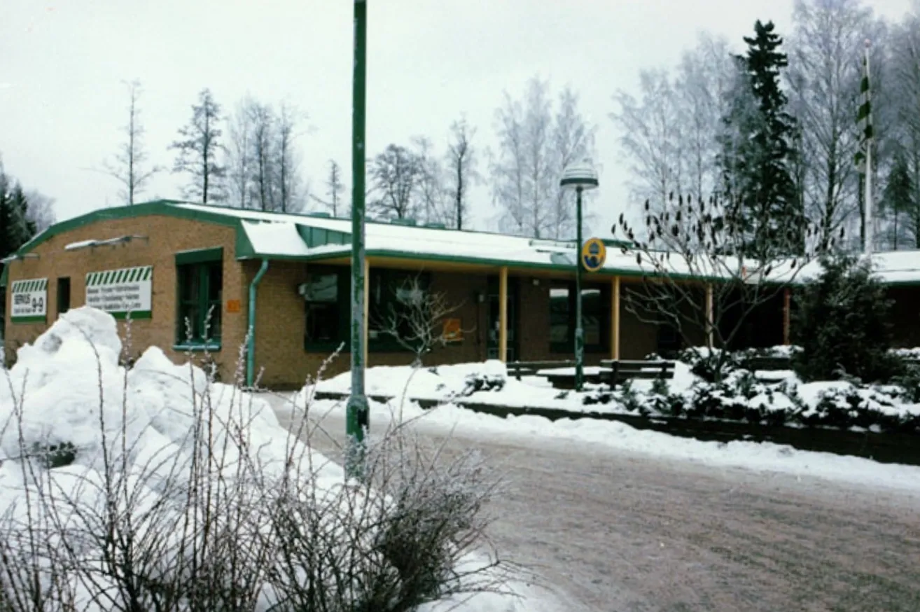 Photo showing: Postkontoret 700 17 Hovsta centrum, Örebro. Inventering av postens lokaler för omskyltning 1986