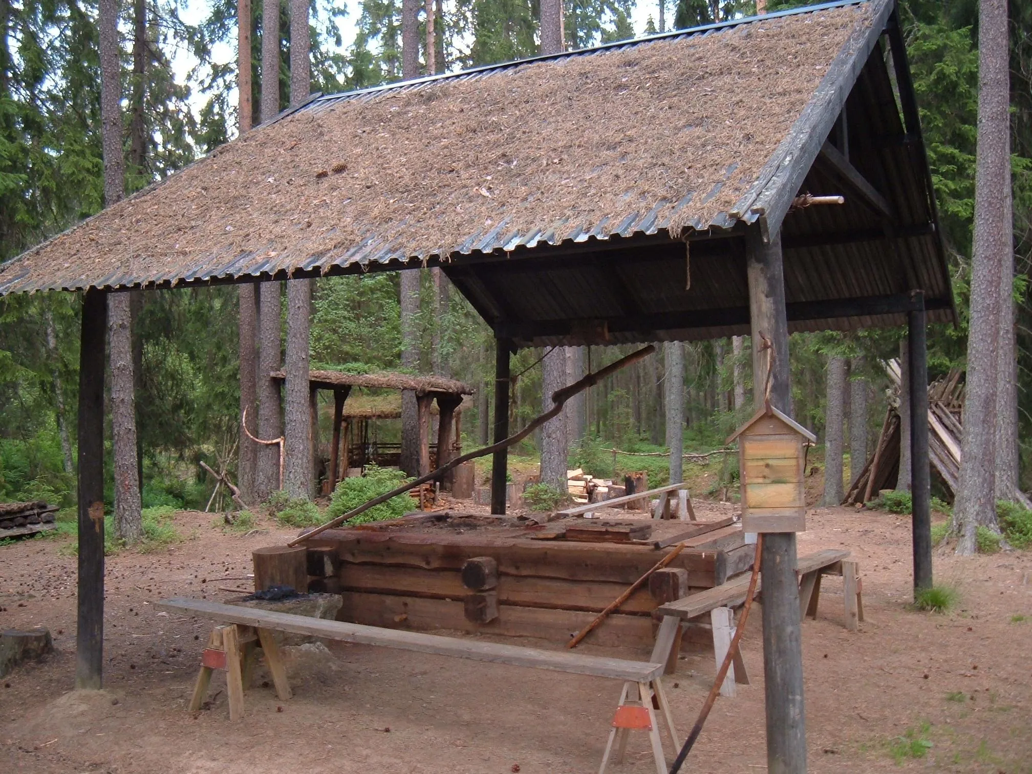 Photo showing: Röda Jorden i Riddarhyttan. Rekonstruerad blästerugn.