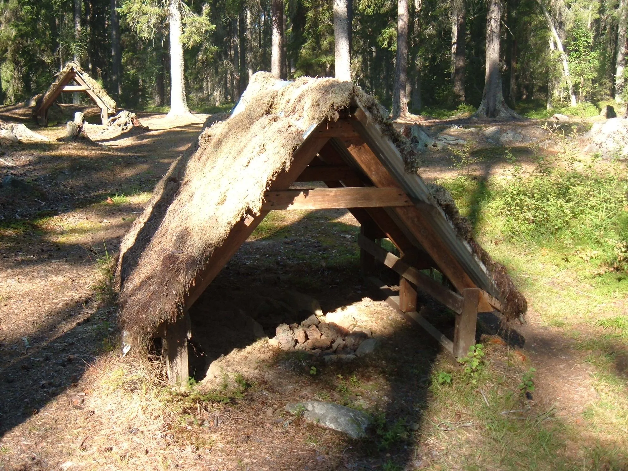 Photo showing: Röda Jorden i Riddarhyttan. Gammal blästerugn (nybyggt tak).