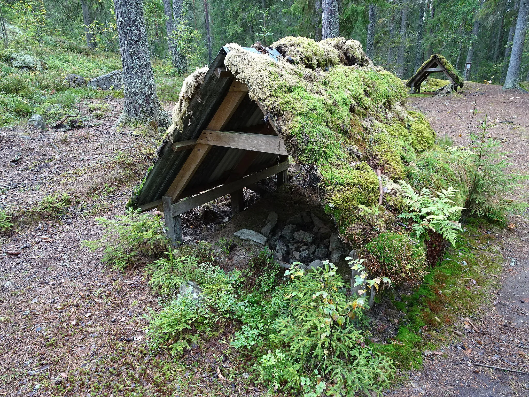 Photo showing: Röda Jorden (red earth) old bloomery with protective roof. Part of Ecomuseum Bergslagen, Riddarhyttan, Vastmanland, Sweden.