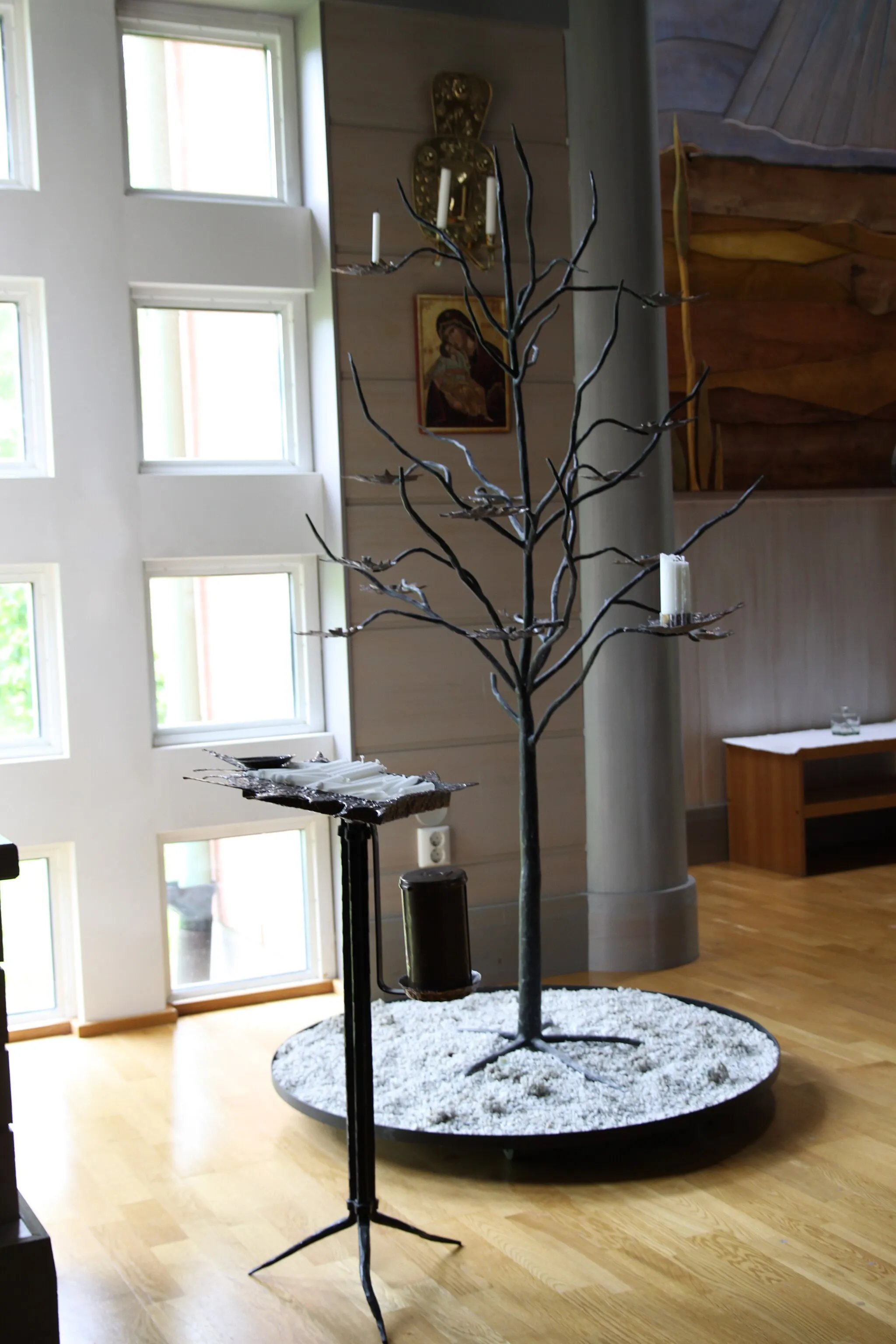 Photo showing: Ljusbäraren i Svärtinge kyrka, utförd i smide i form av ett träd.