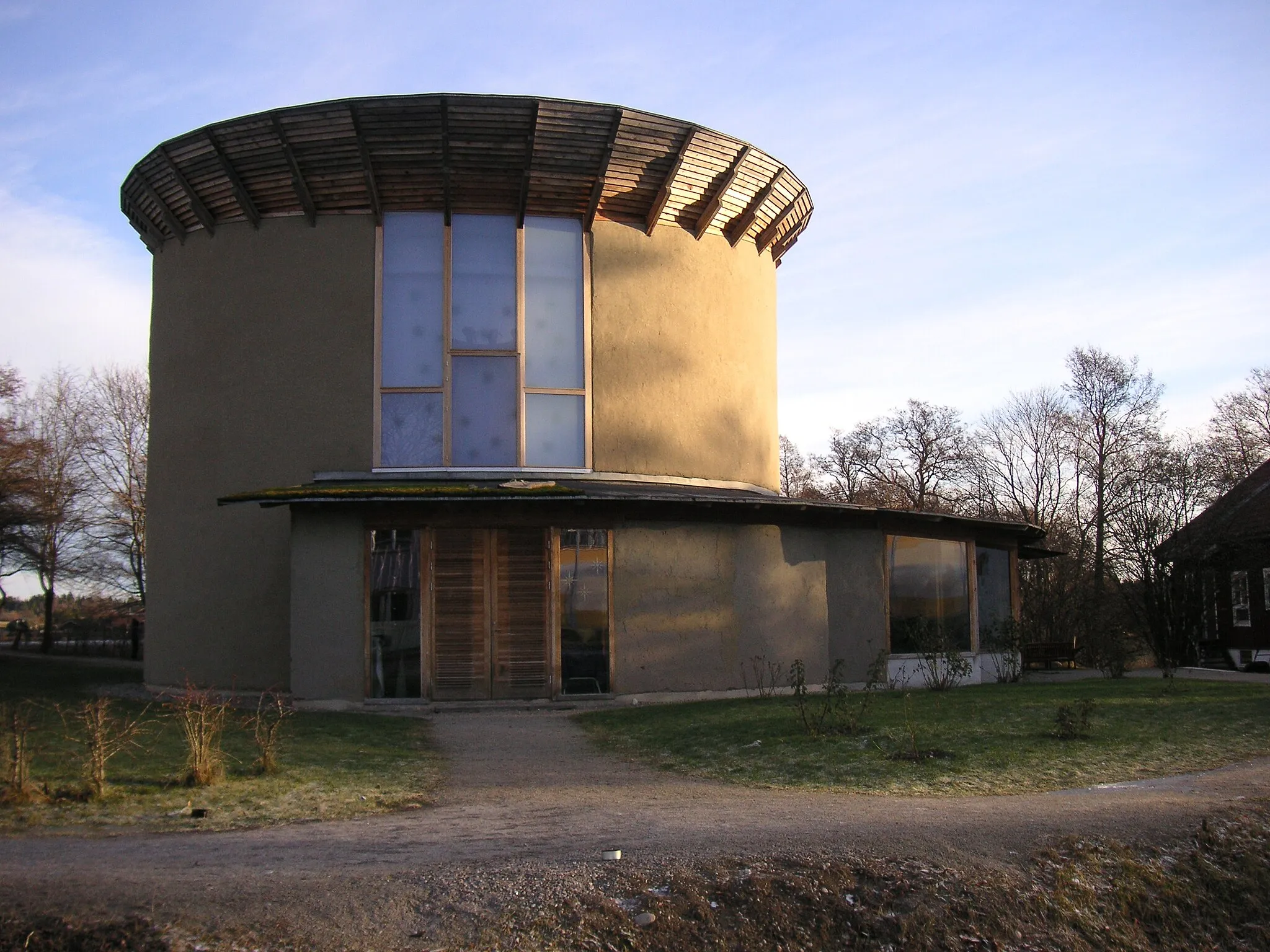 Photo showing: Kristofferuskyrkan, Kristensamfundets kyrka vid Saltå, Järna.

foto: konrad Breidenstein, Järna, 2005-12-25