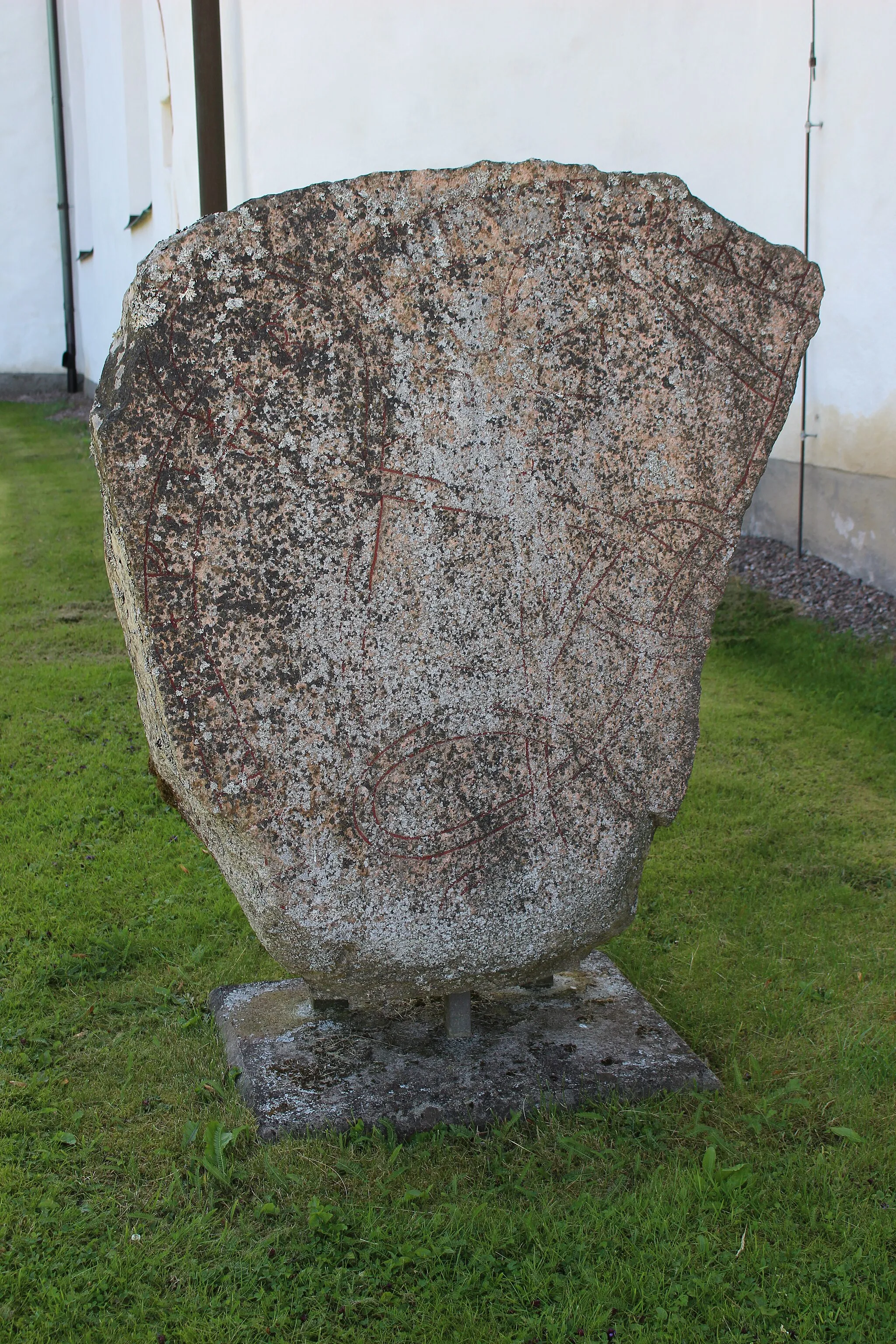 Photo showing: U 1077 är uppställd norr om Bälinge kyrkas kyrktorn.