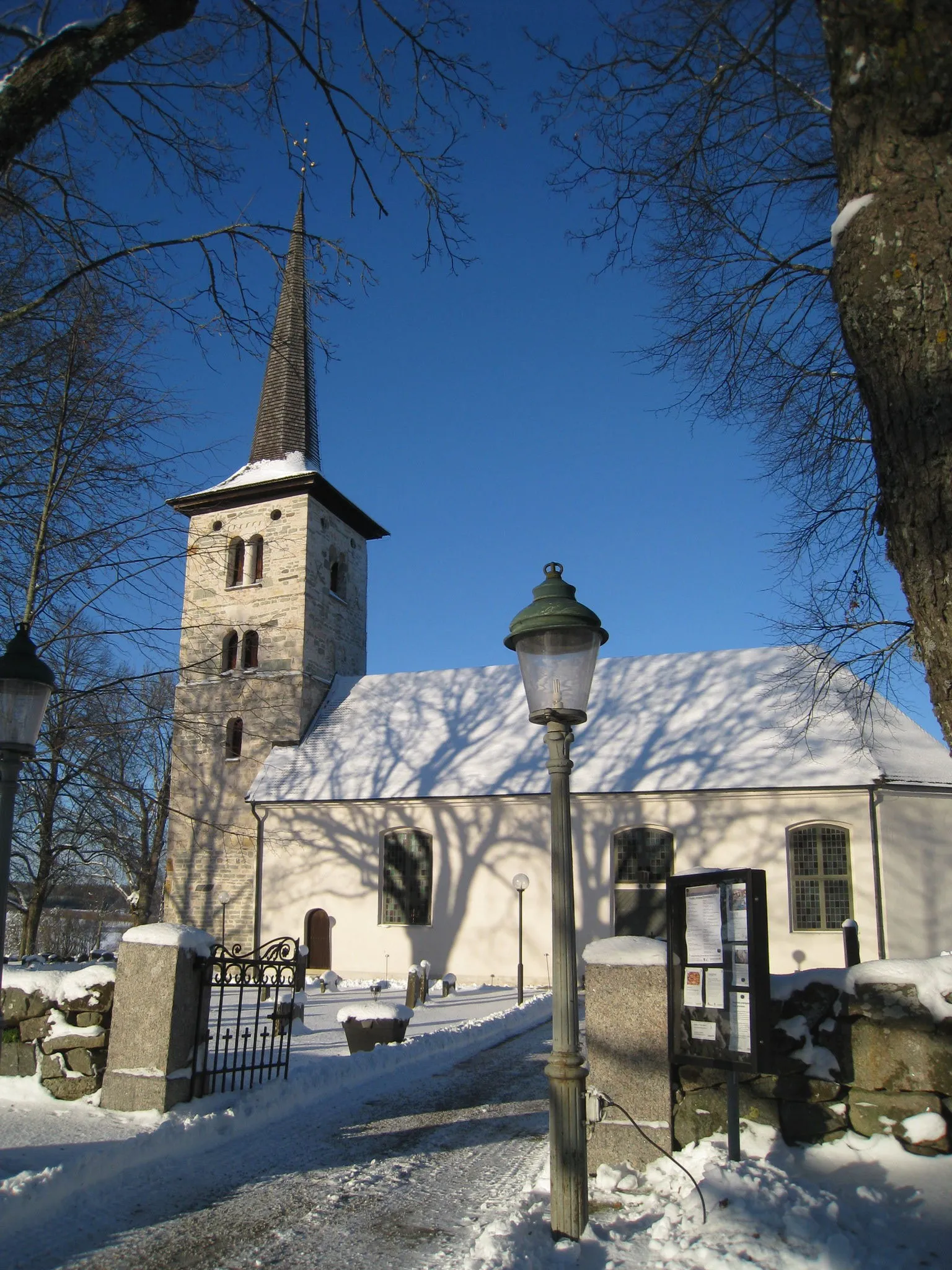 Photo showing: Hovsta kyrka i Axbergs församling, Örebro. Kyrkan ligger på slätten vid Kyrkvägen i Lillån cirka 5 km norr om Örebro och cirka 4 km söder om tätorten Hovsta.