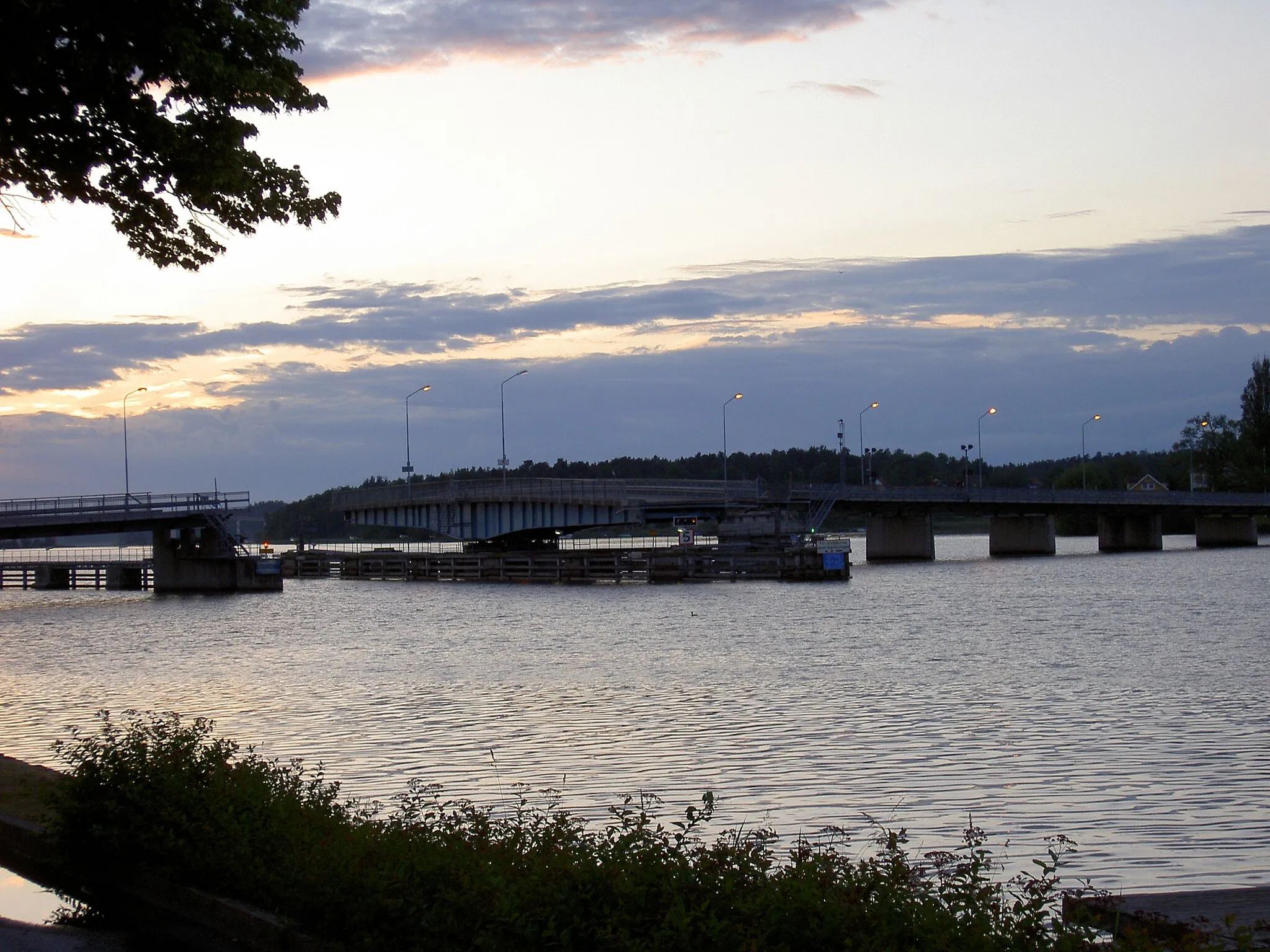 Photo showing: Tosteröbron (Tosterö bridge) when open, Strängnäs, Sweden.