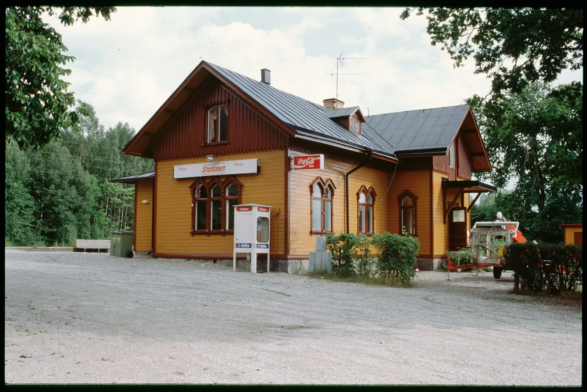 Photo showing: Nymålat stationshus i Ärla