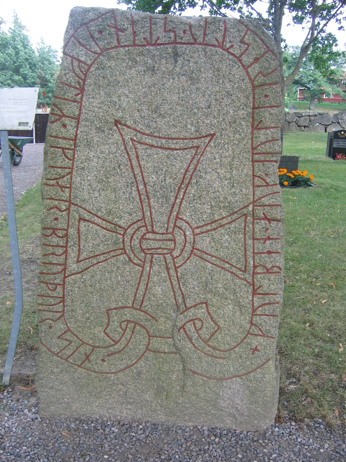 Photo showing: Runestone Sö 362 by Tumbo church.