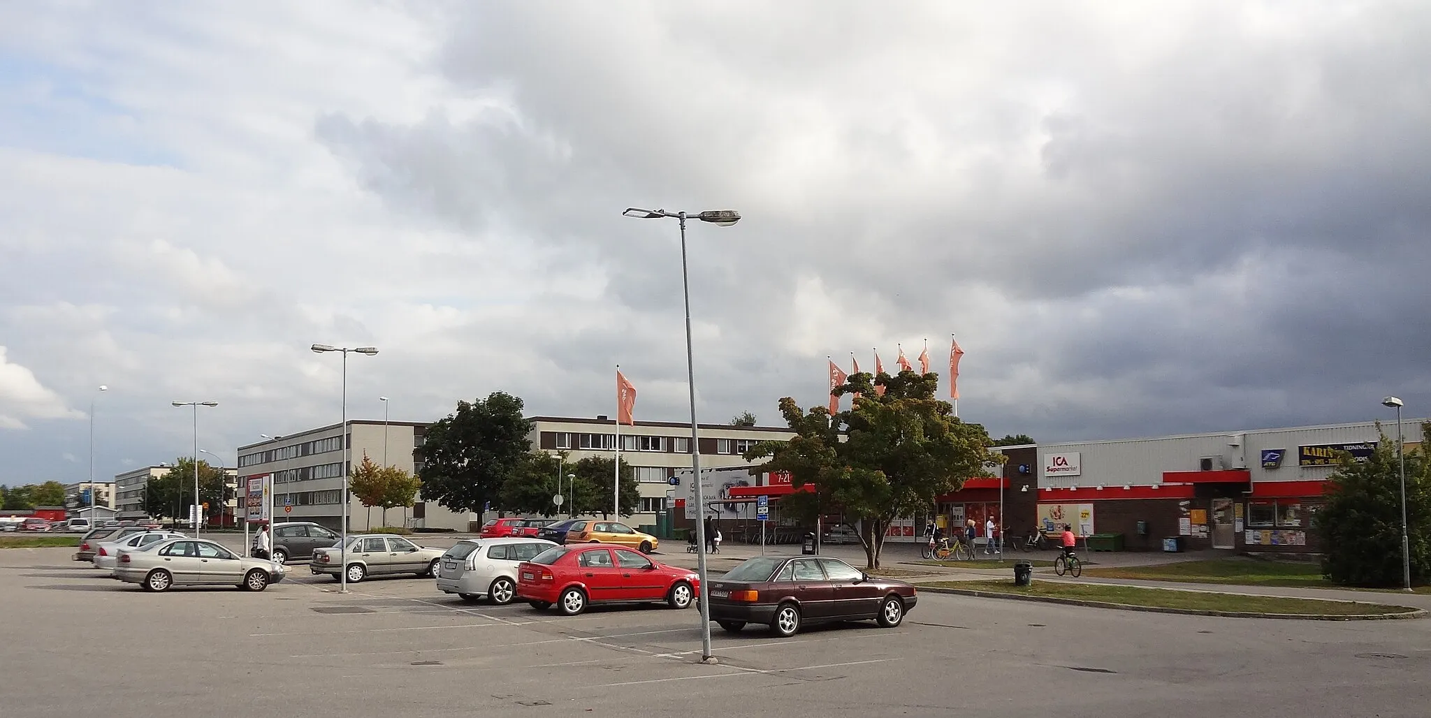 Photo showing: Centrala Slagsta i Eskilstuna med butiken och bebyggelse längst Brusengatan.