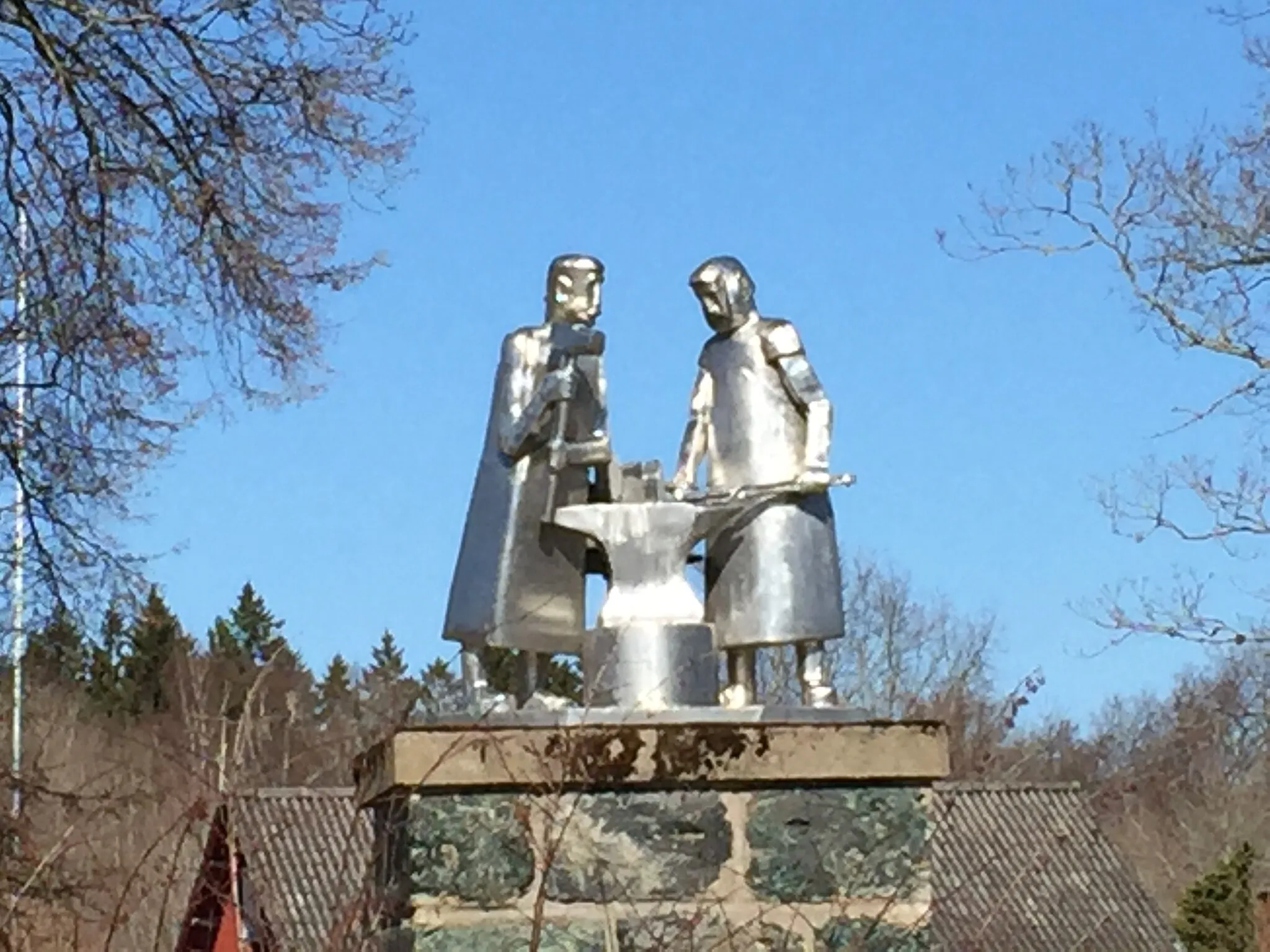 Photo showing: Runo Lettes skulptur "Smederna" (alt. "Hasselforssmederna"), i Bruksparken, Hasselfors, uppförd 1965.