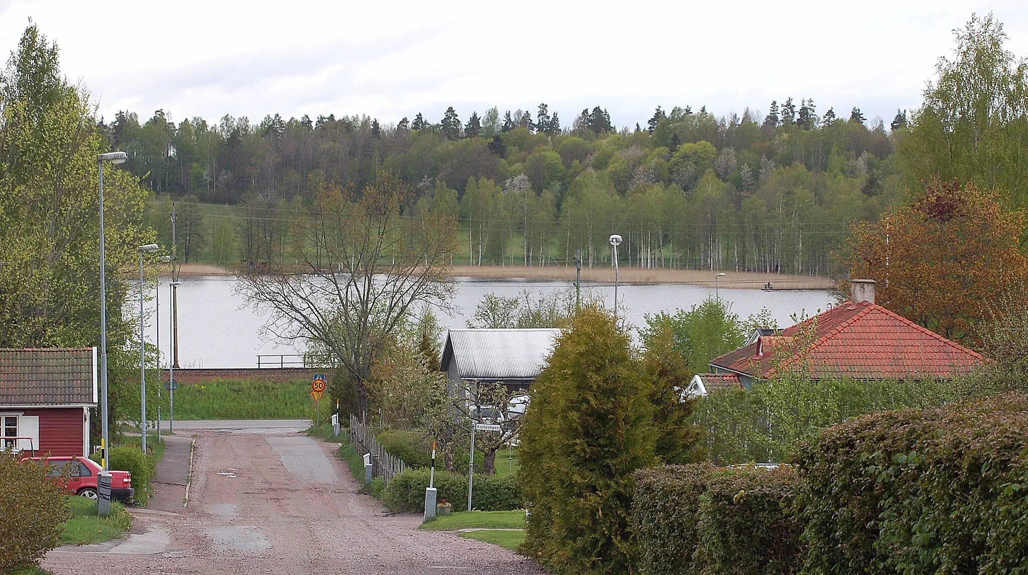 Photo showing: Bäcksjön från vallgatan i Östansjö.