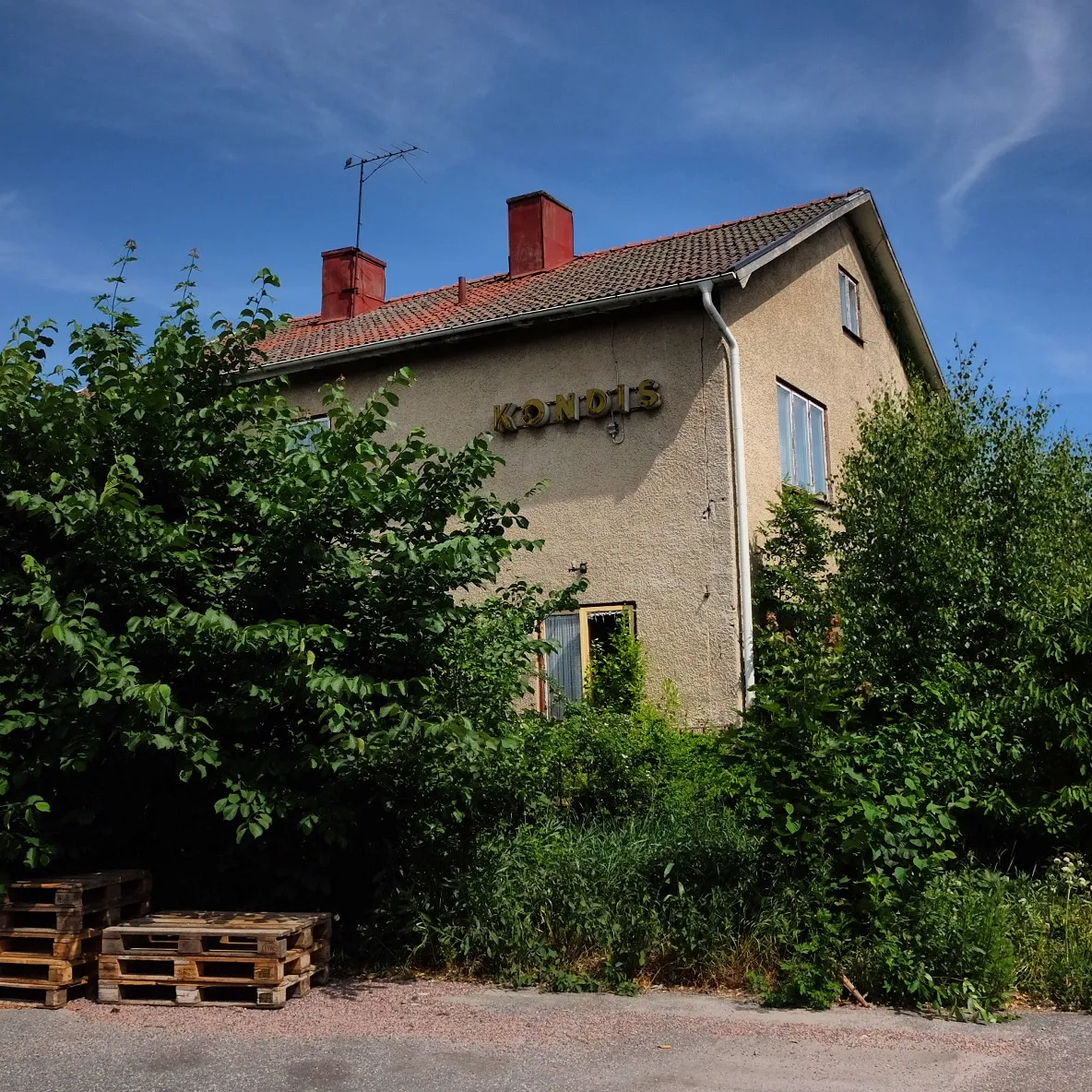 Photo showing: Konditoriskylt på hus, Vretstorp.