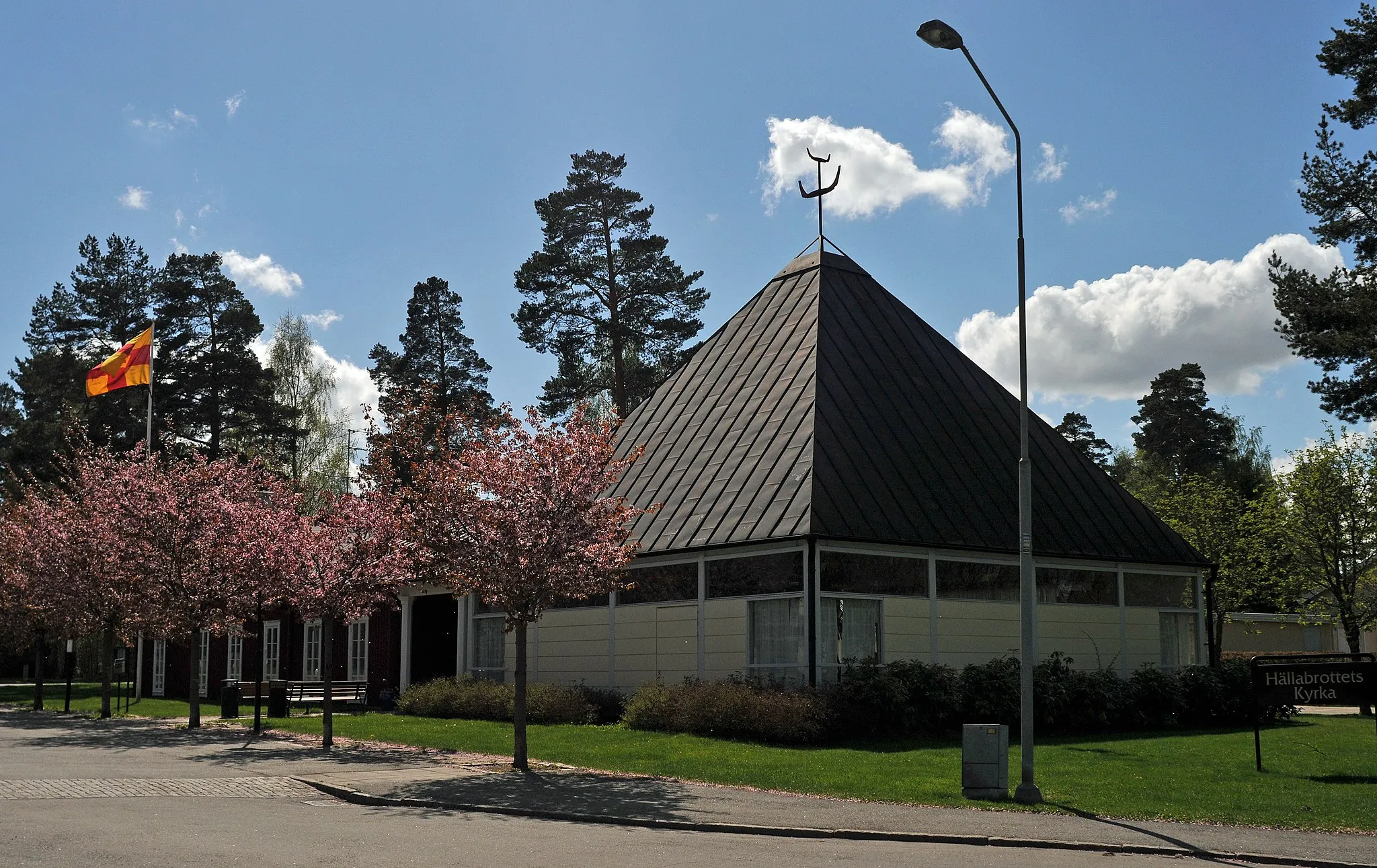 Photo showing: Hällabrottes kyrka i Hällabrottet, Strängnäs stift. Den är församlingskyrka i Kumla församling.