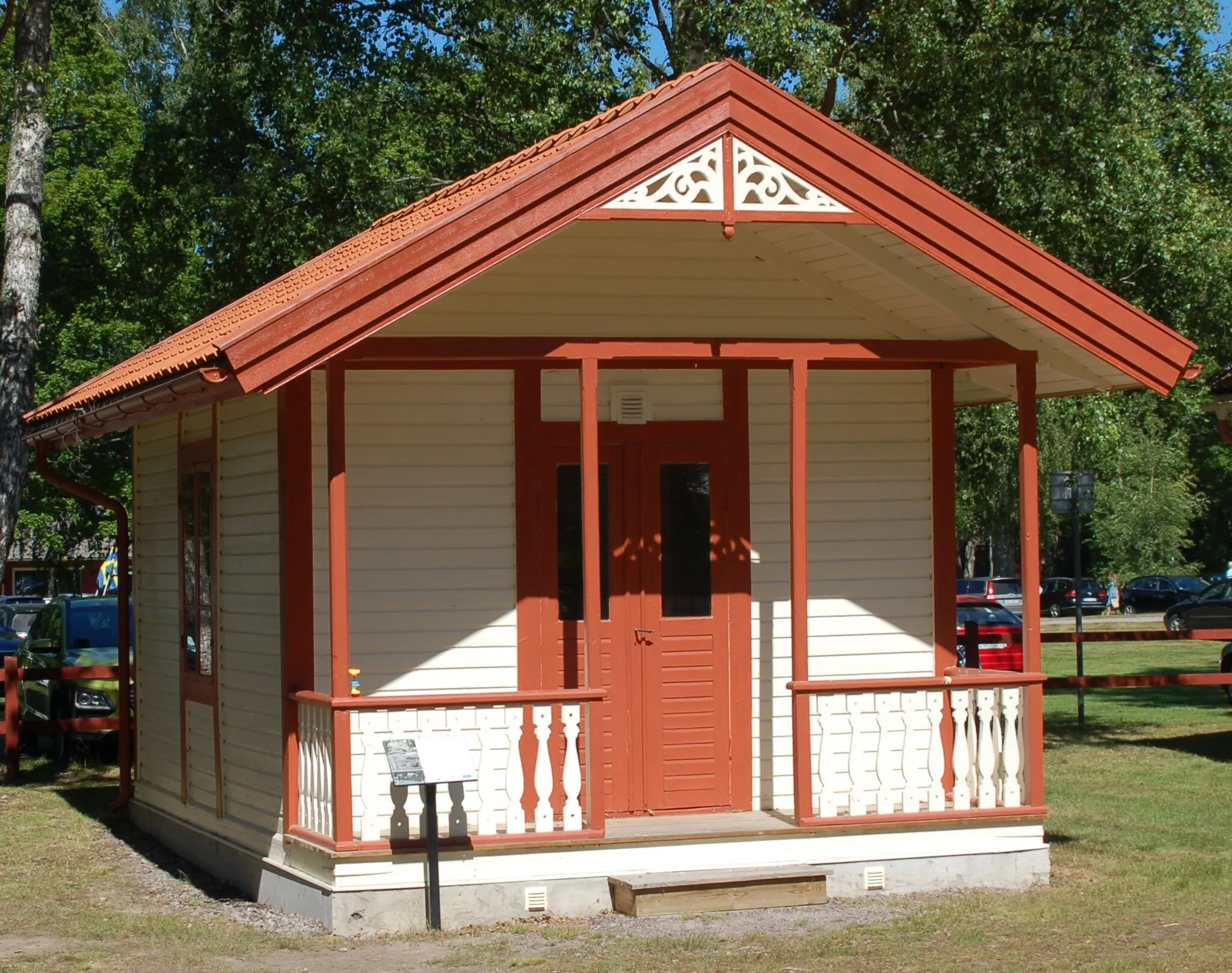 Photo showing: Gästhus Stene Brunn. Huset uppfördes först som officersbostad i Sannahed men flyttades till Stene Brunn som övernattningshus, när verksamheten vid brunnen upphörde flyttades huset åter till Sannahed och står nu bland hembygdsföreningens hus som ett museum av brunnsepoken.