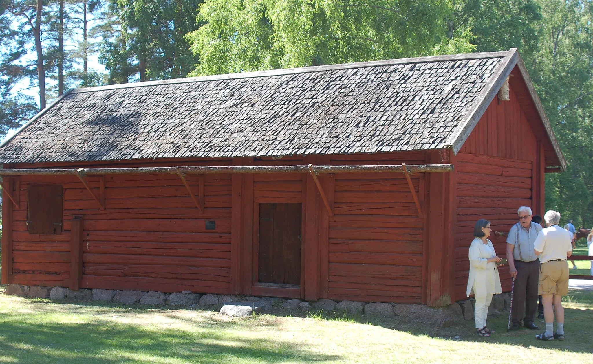 Photo showing: Uthusbyggnad till Soldattorpet vid Kumla Sannaheds hembygdsförening. Byggnaden har plats för två kor samt dessutom lada och loge. Byggd 1775. Den stod ursprungligen i Åbytorp, Knista församling och flyttades till Kumla Sannahed hembygdsförening 2002