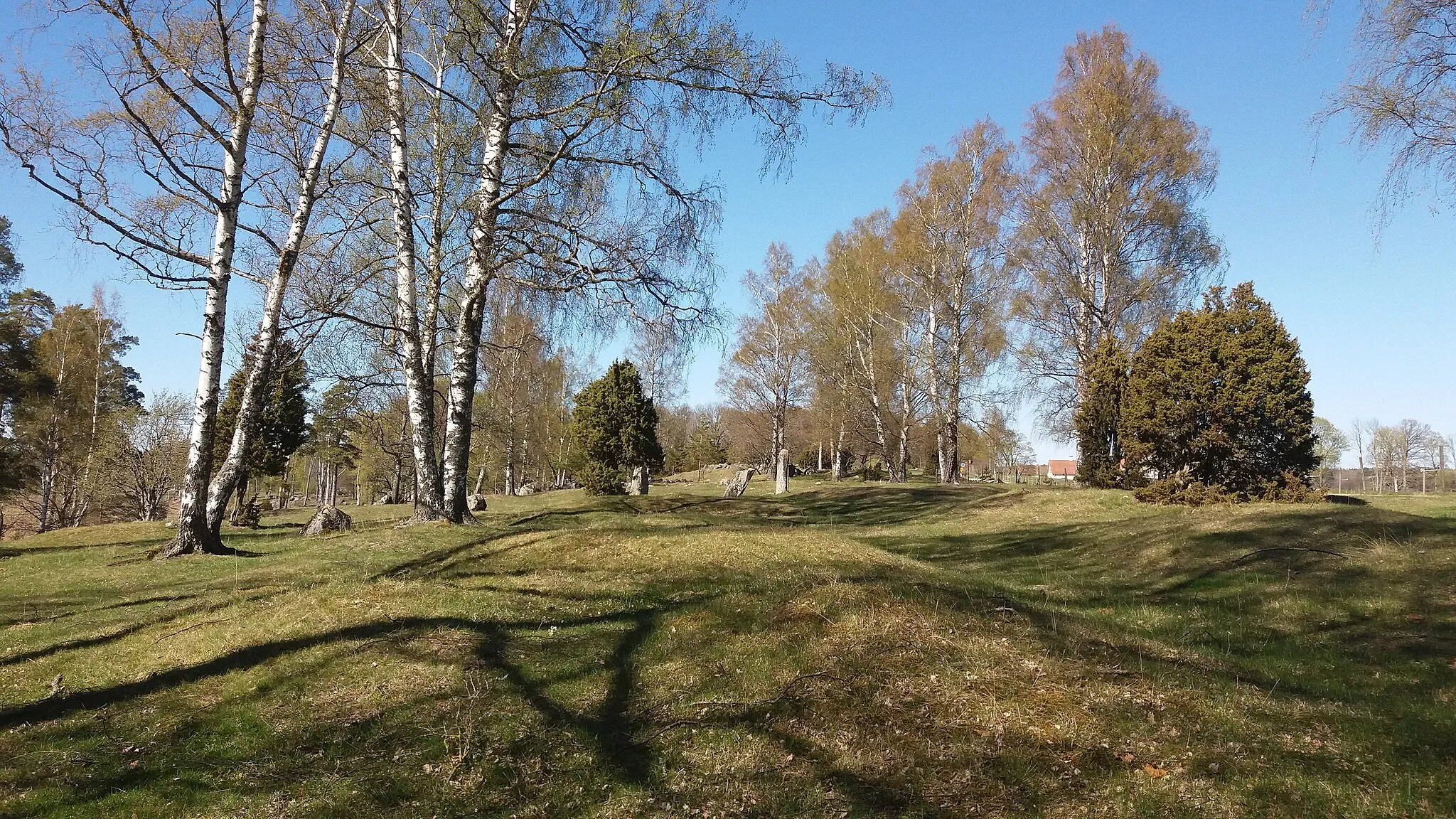 Photo showing: Området i och kring Skävesund är en Riksintressant kulturmiljö med herrgårdsmiljö och sevärd fornlämningsmiljö. Herrgårdens äldsta delar går tillbaks till 1600-talet och fick sin nuvarande utformning under början av 1800-talet.
Söder om herrgården finns ett av länets största och definitivt vackraste belägna gravfält från järnålder. Gravarna representerar både äldre och yngre järnålder. Från gravfältet har man en vidunderlig utsikt mot väster och Örebro stad. Om man går ner mot vattnet kan man tydligt se den gamla strandbrinken som visar Hjälmarens vattenstånd innan sänkningen under sent 1800-tal.