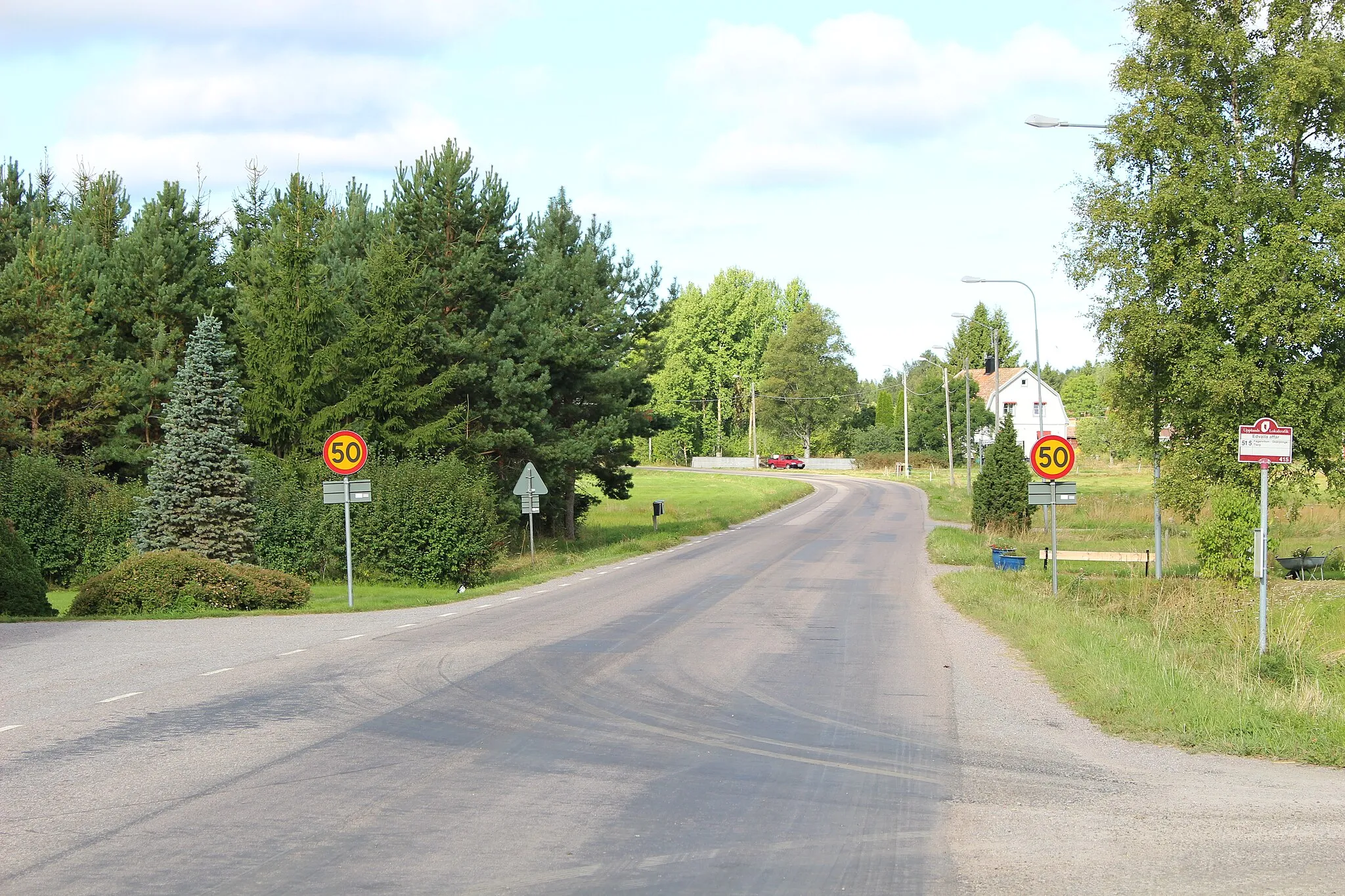 Photo showing: Genomfartsväg ut från Edvalla. Vy från öster.