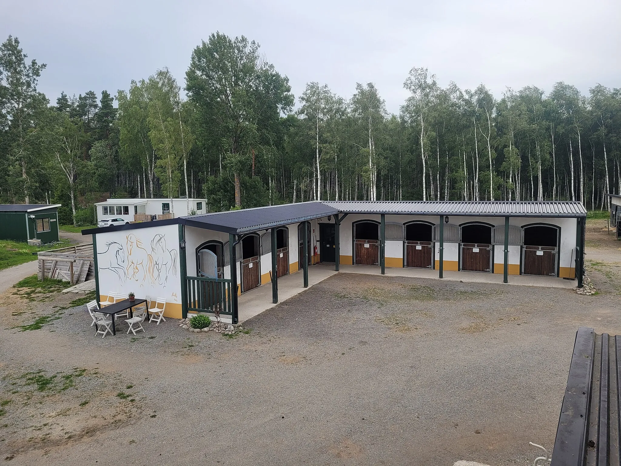 Photo showing: Boxar vid Rotbrunna häst & kursgård, juli 2023.