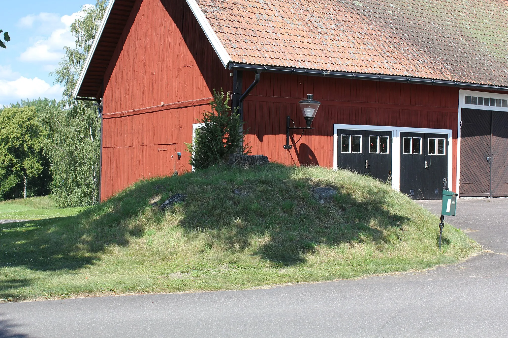 Photo showing: Fornlämningsliknande bildning vid Rimforsa strand utanför Rimforsa, Kinda kommun.