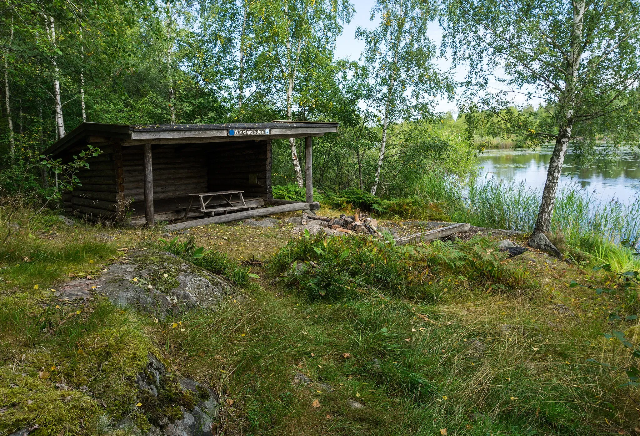 Photo showing: A hiking shelter by the lake Gisslaren. Taken from the hiking trail Upplandsleden between the Vällen lake and Gimo, Sweden