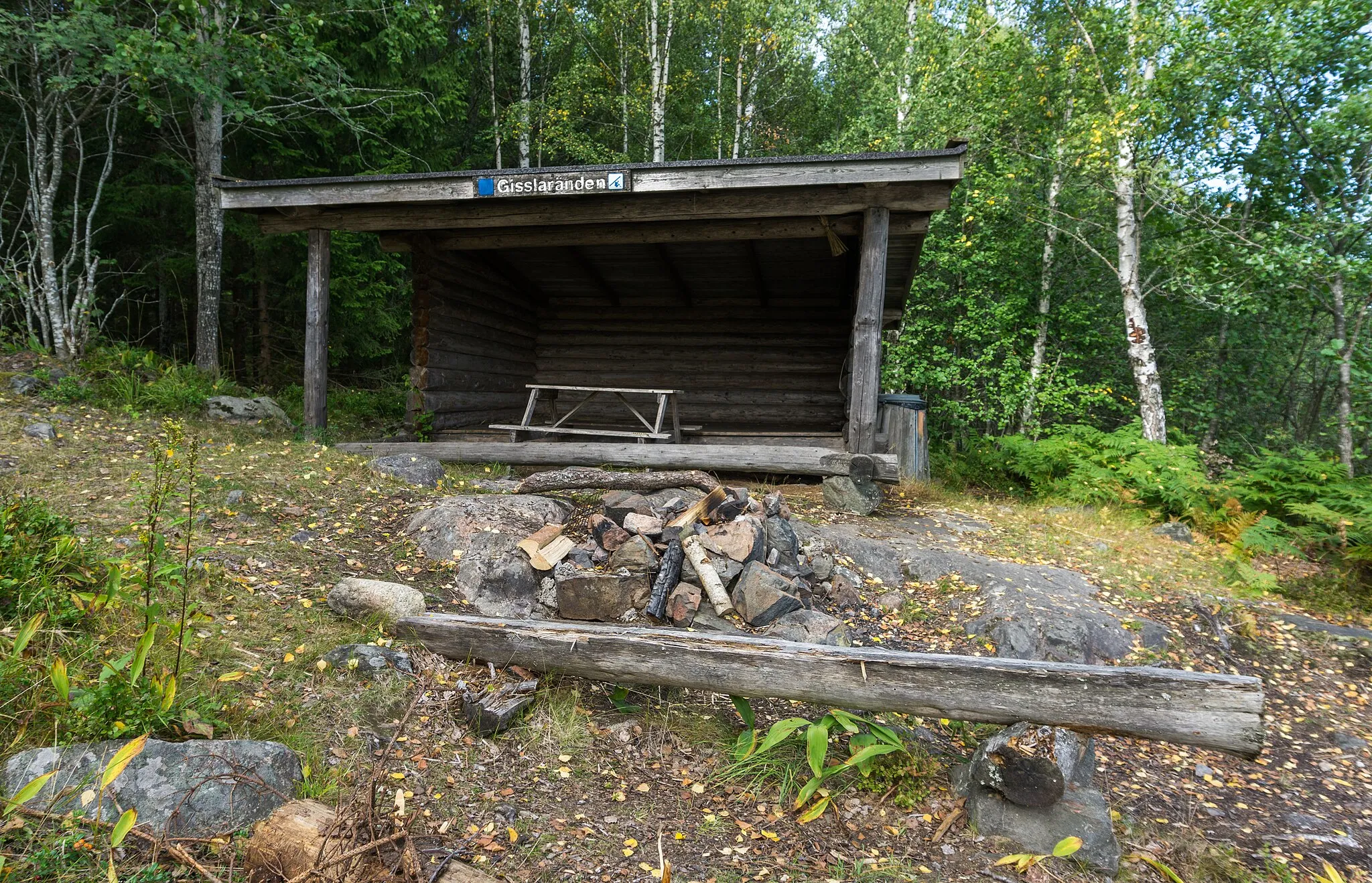 Photo showing: A hiking shelter by the lake Gisslaren. Taken from the hiking trail Upplandsleden between the Vällen lake and Gimo, Sweden