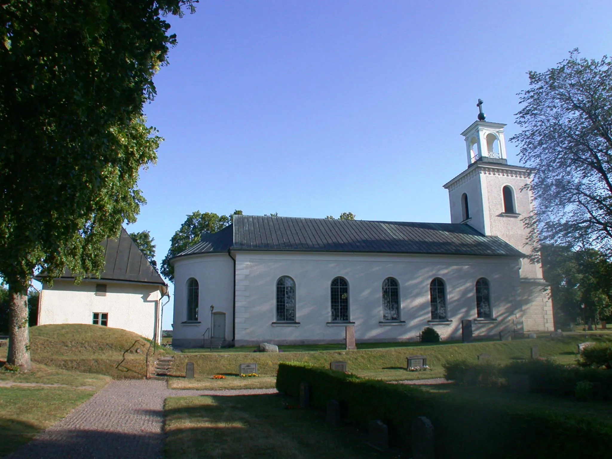 Photo showing: Vallerstad church, Mjölby, Sweden. Photo by Riggwelter July 12, 2006.